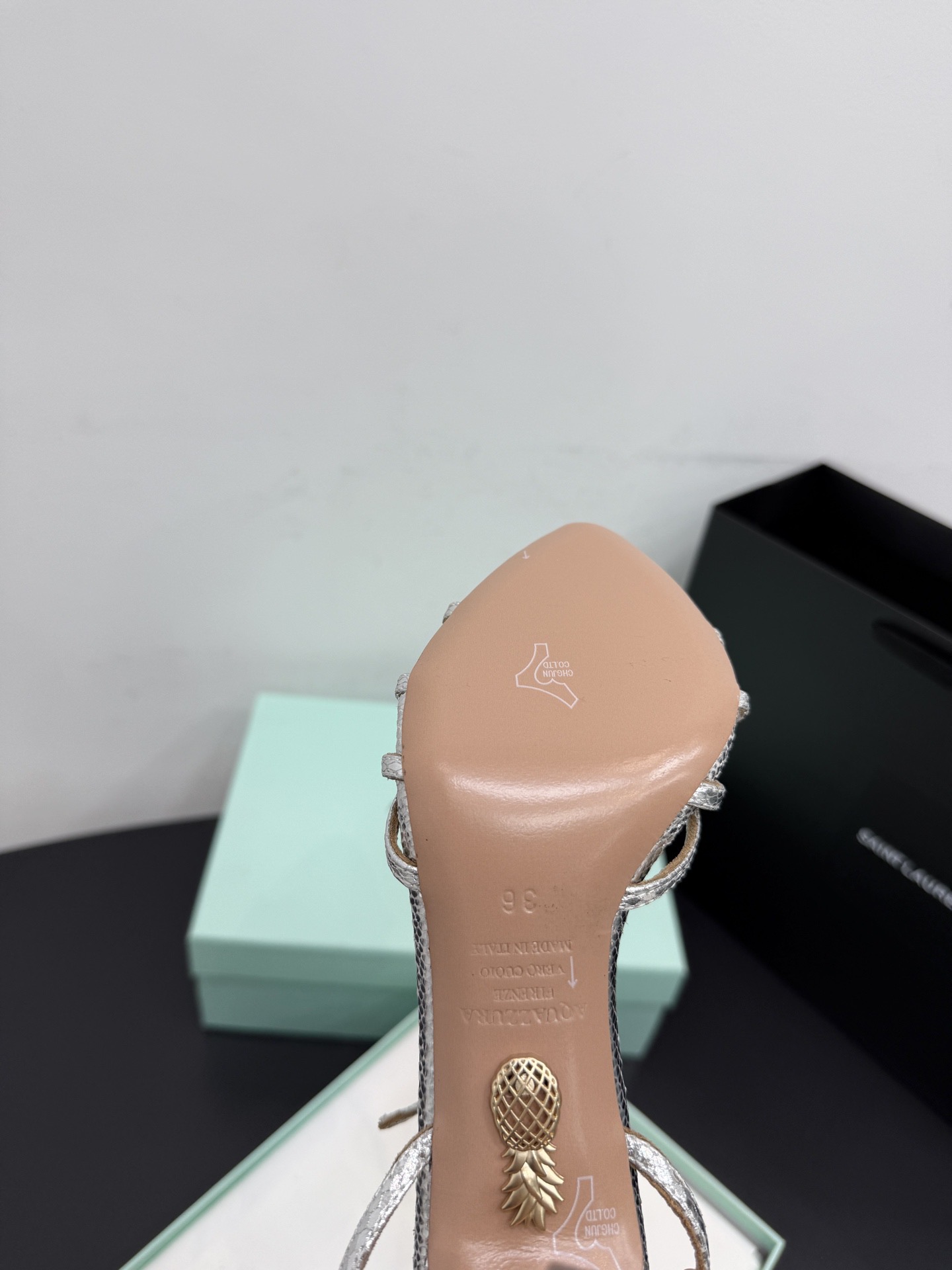 Босоножки женские Aquazzura серебристого цвета