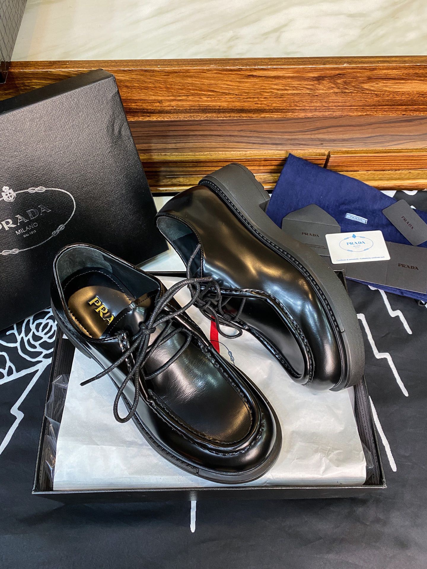 Дерби мужские в стиле Prada из натуральной гладкой кожи с массивной подошвой чёрного цвета