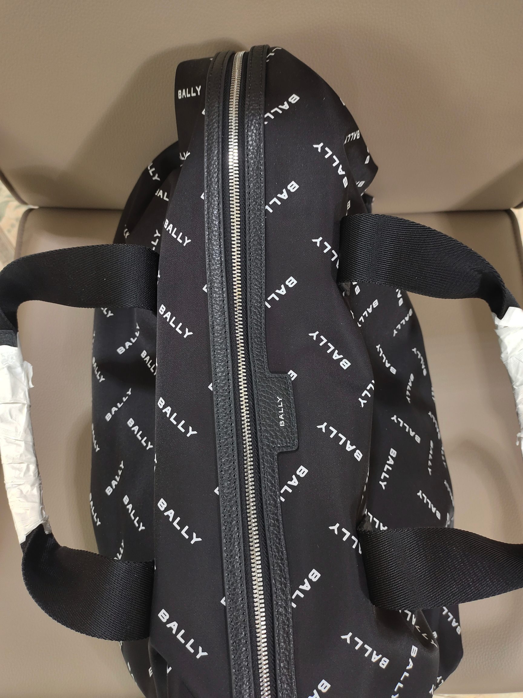 Дорожная сумка унисекс в стиле Bally из водоотталкивающего текстиля с кожаными элементами чёрного цвета