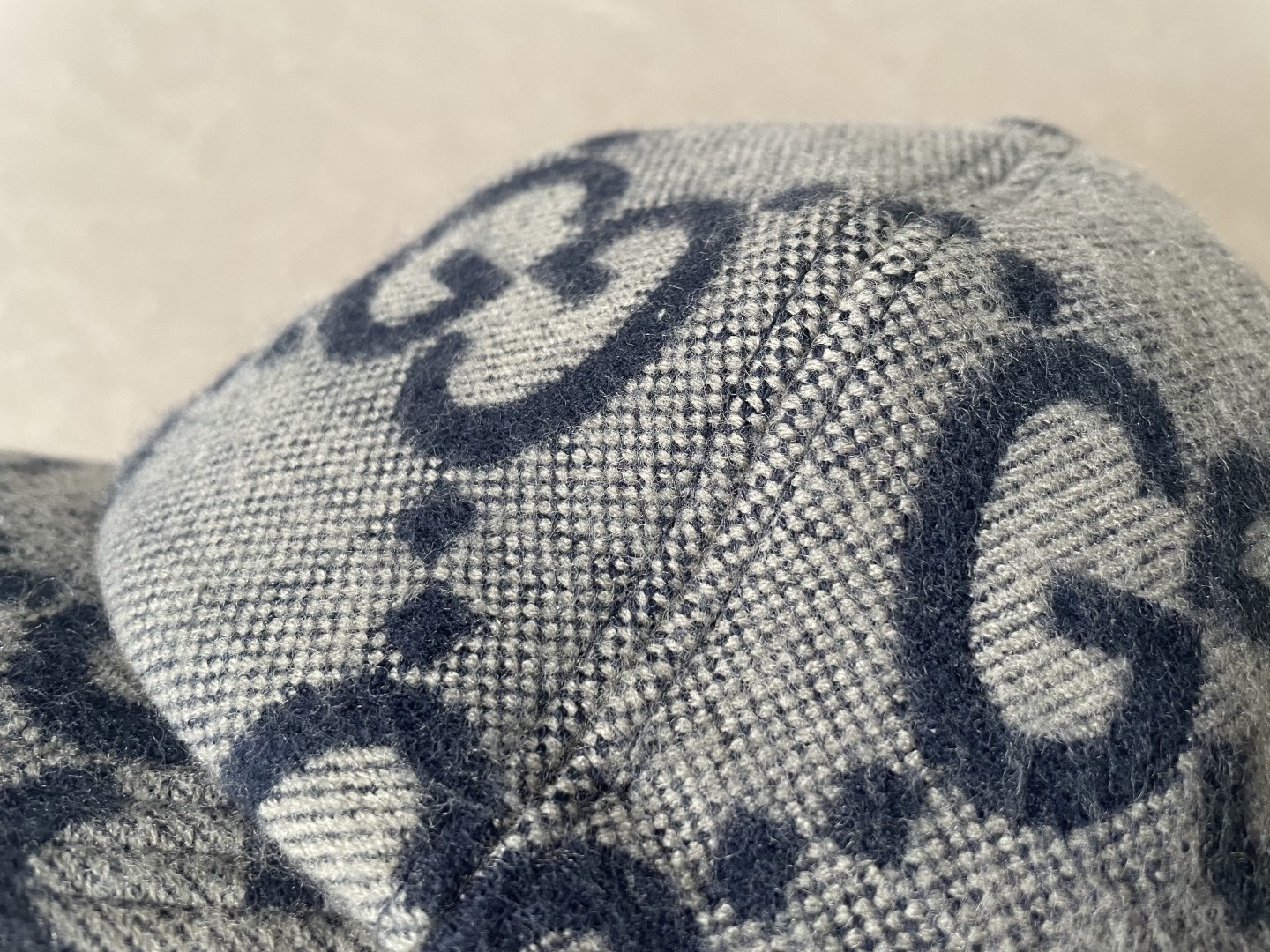 Бейсболка Gucci GG из шерсти серого цвета
