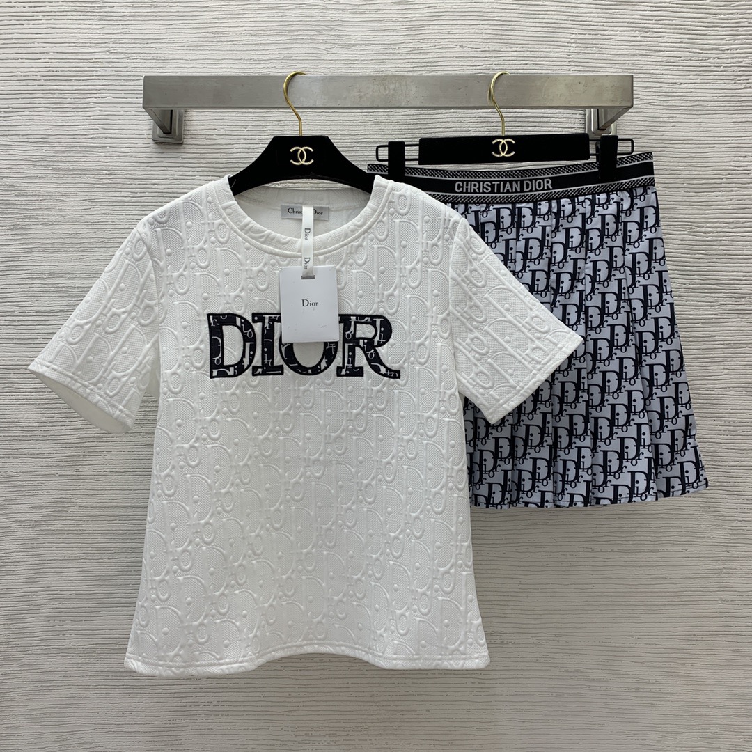 Костюм женский в стиле Dior комплект с юбкой и футболкой с логотипом