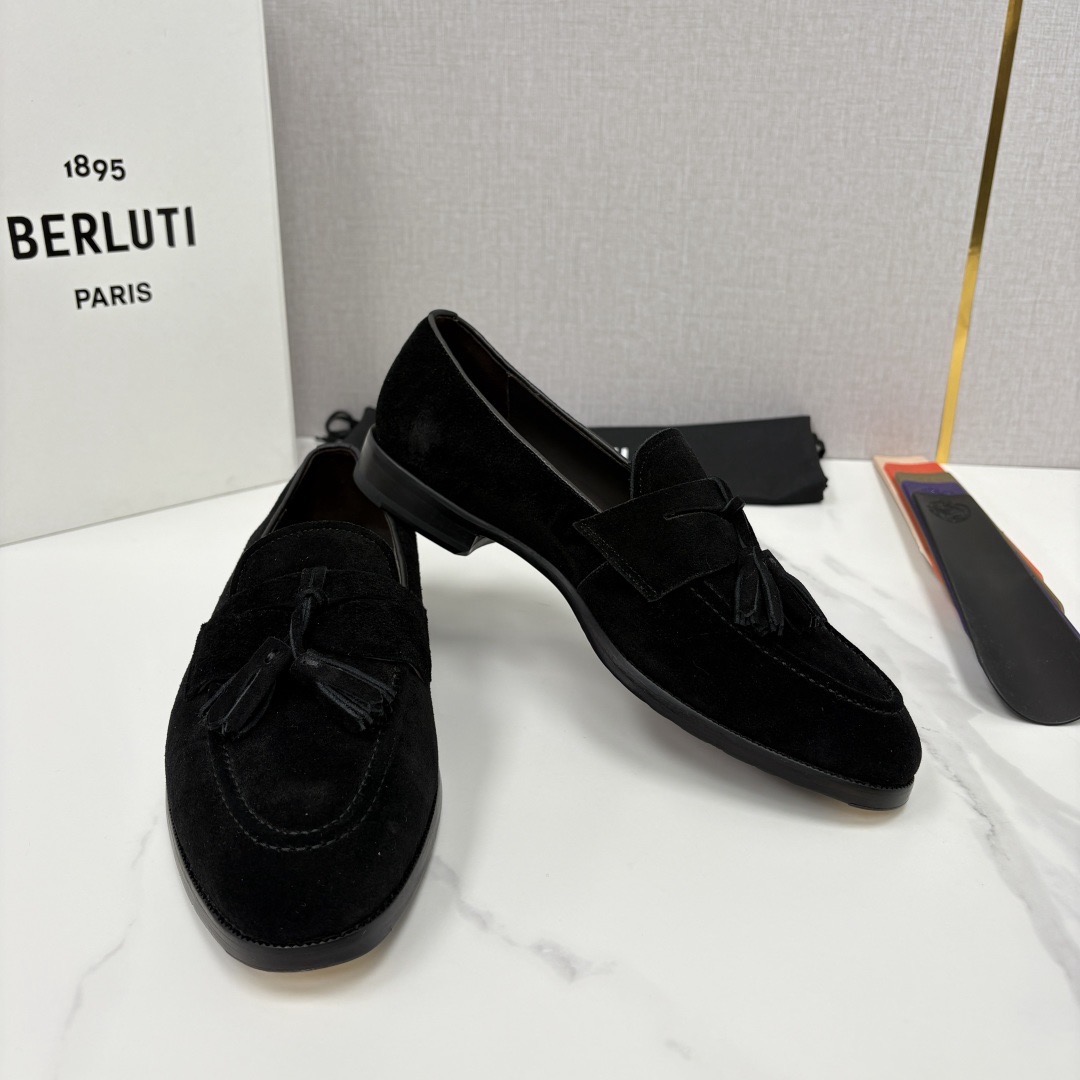 Лоферы мужские в стиле Berluti Lorenzo из натуральной замши черного цвета
