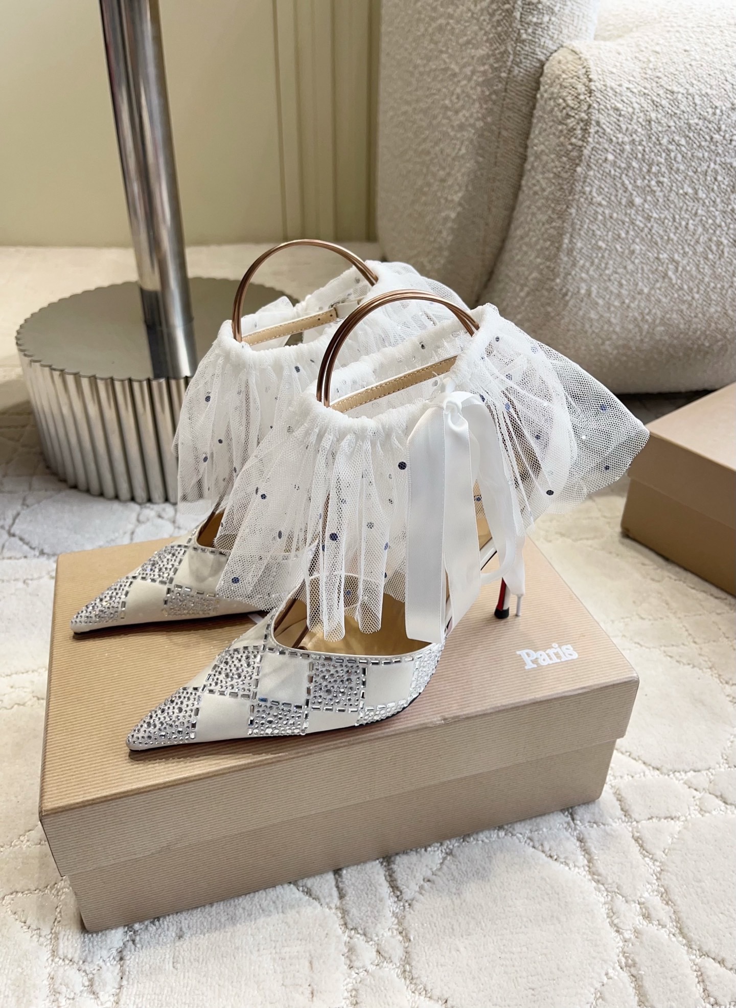 Туфли женские в стиле Christian Louboutin So Kate со съемной сеткой и стразами белого цвета