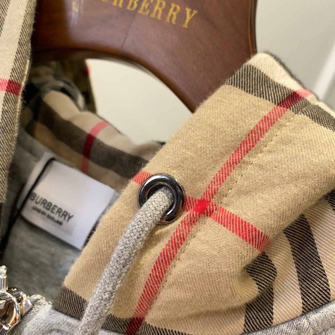 Худи унисекс в стиле Burberry серого цвета с капюшоном и клетчатой отделкой