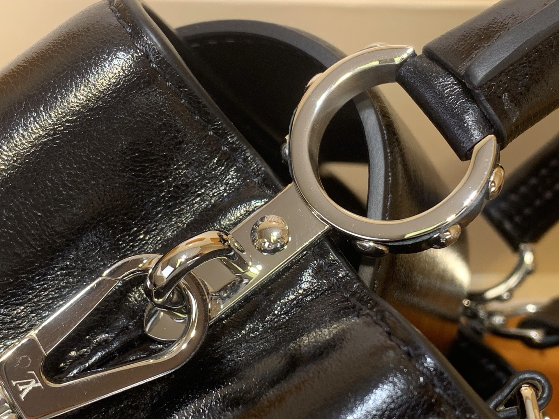 Сумка женская в стиле Louis Vuitton Capucines East-West mini с цепочкой