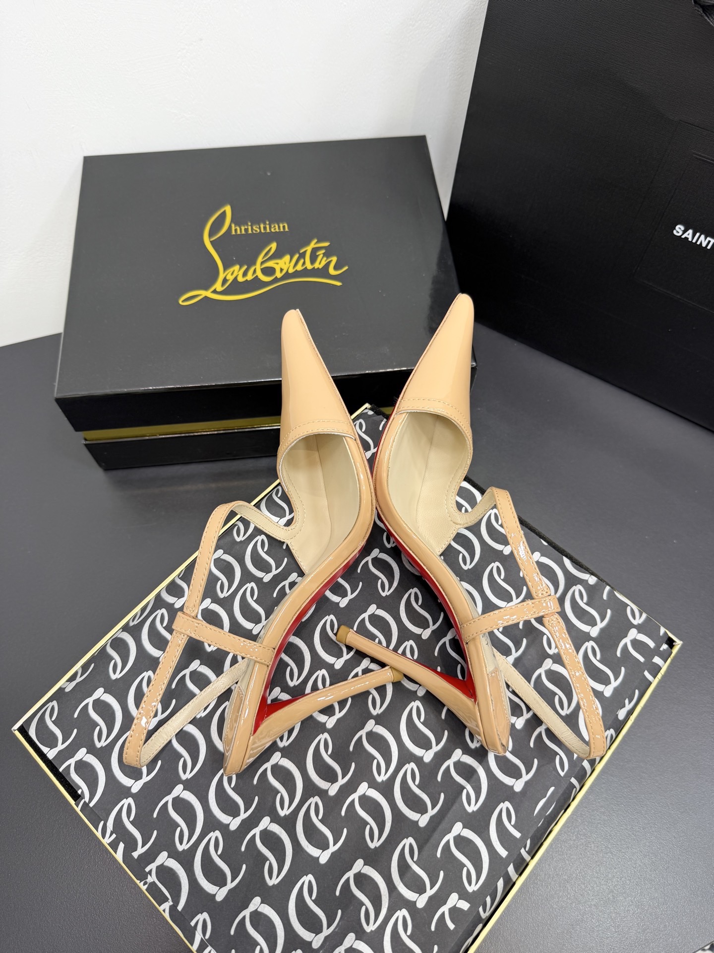 Туфли женские Christian Louboutin Rosa Z бежевого цвета