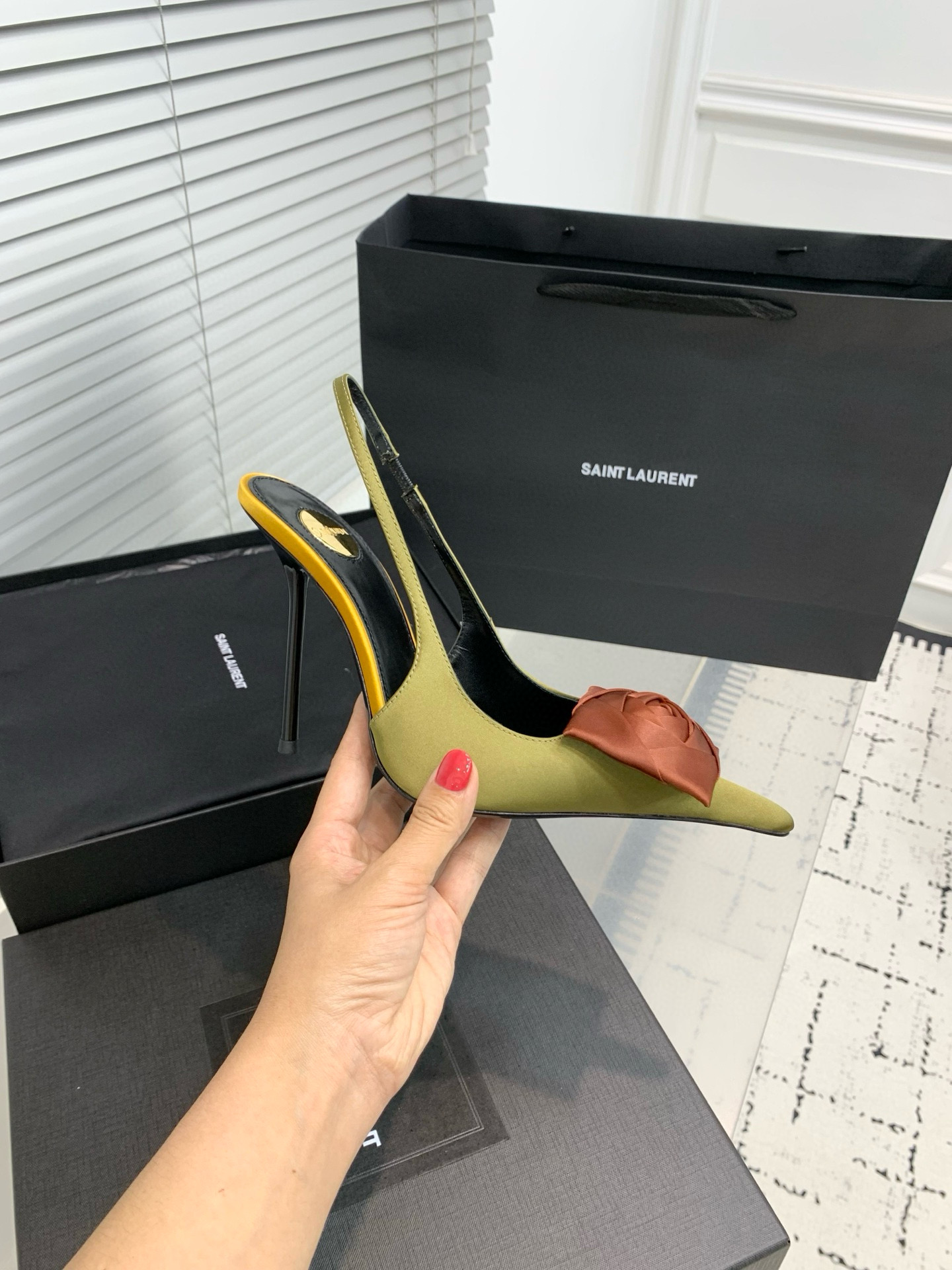 Туфли женские Saint Laurent с цветком slingback оливкового цвета с терракотовым декором