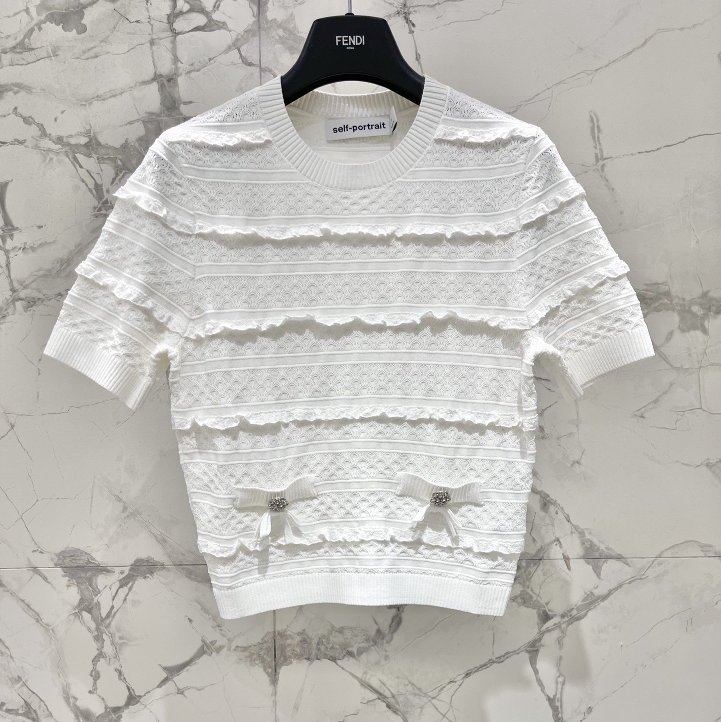 Костюм женский в стиле Self-Portrait вязаный белого цвета: топ и юбка с декором