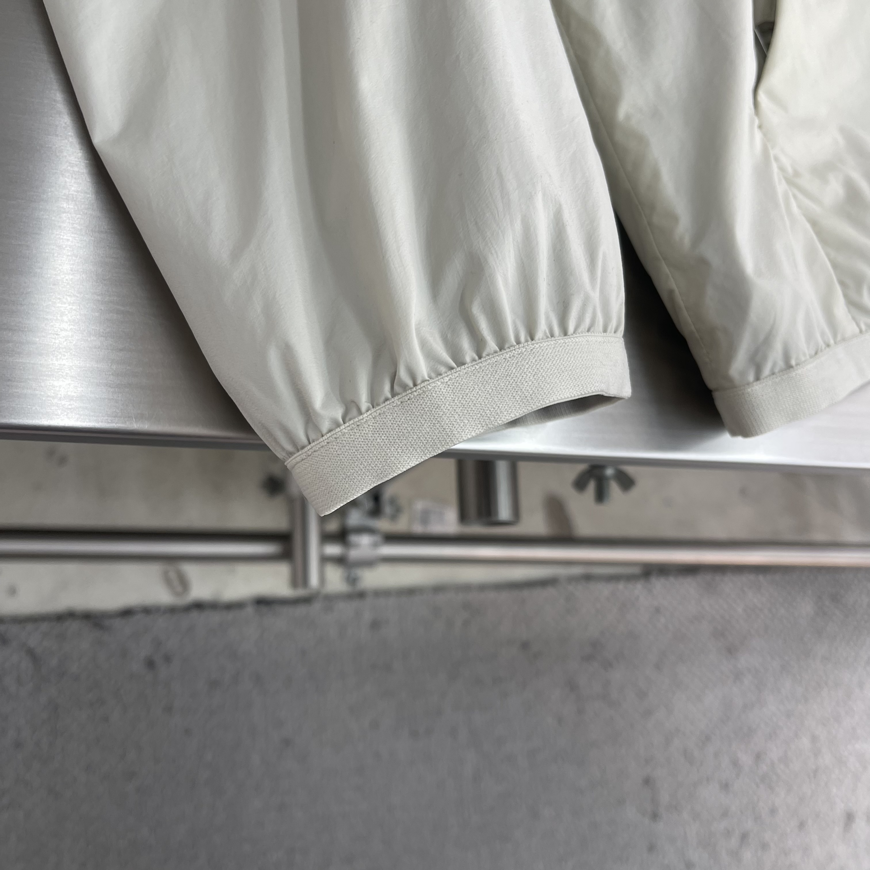 Куртка мужская в стиле Moncler лёгкая ветровка бежевого цвета на молнии