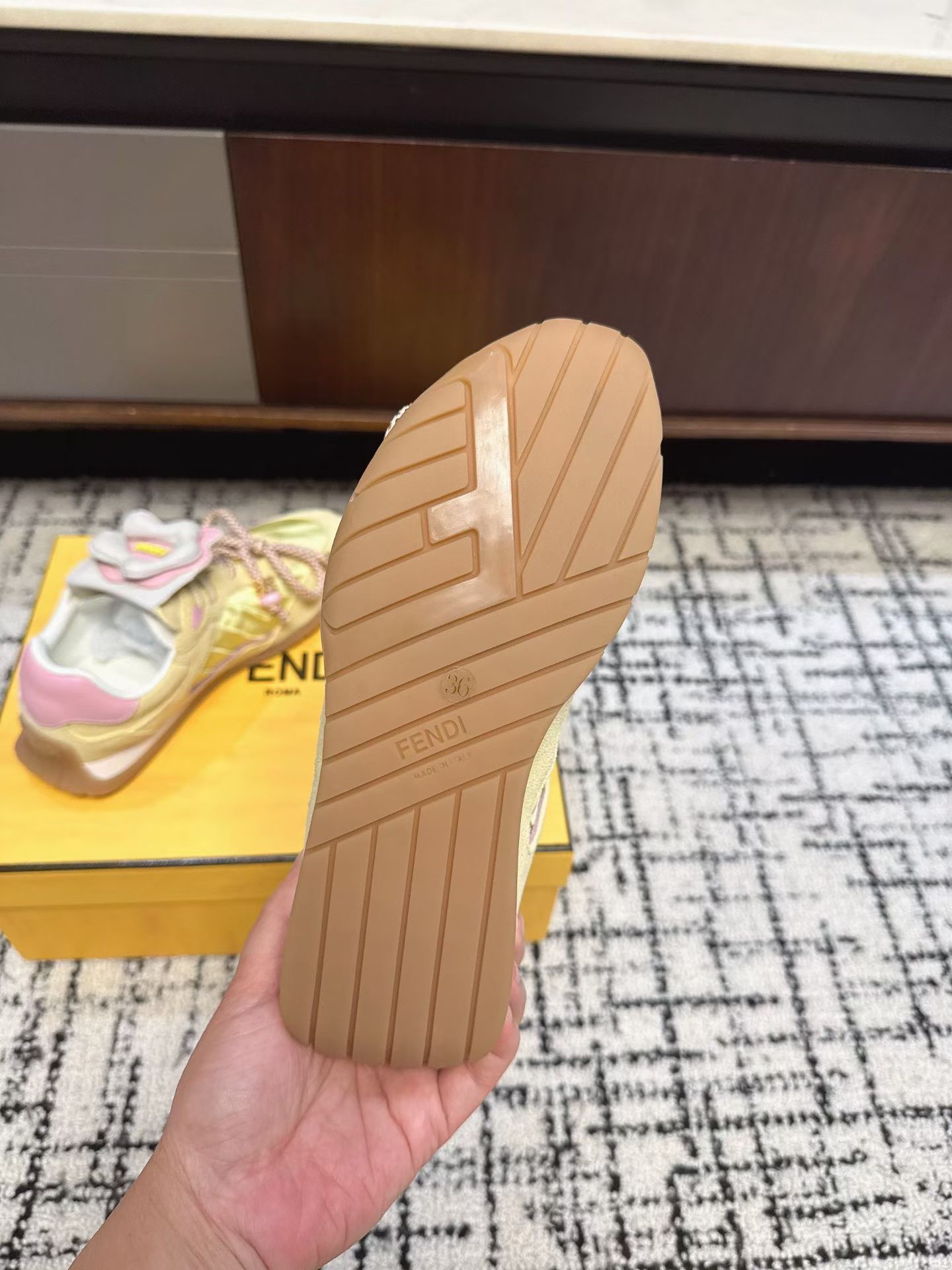 Кроссовки женские в стиле Fendi Delfina жёлтого цвета