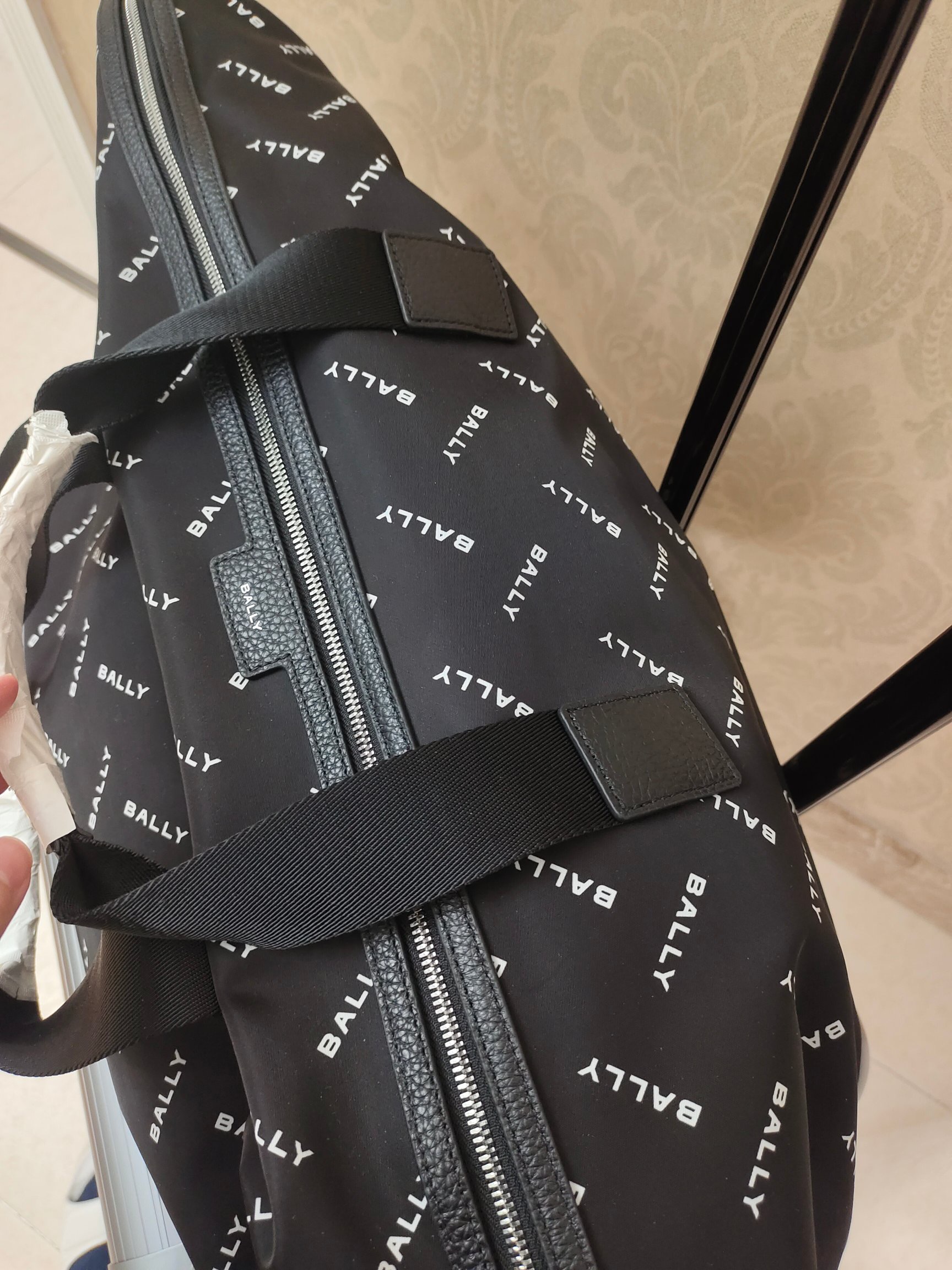 Дорожная сумка унисекс в стиле Bally из водоотталкивающего текстиля с кожаными элементами чёрного цвета