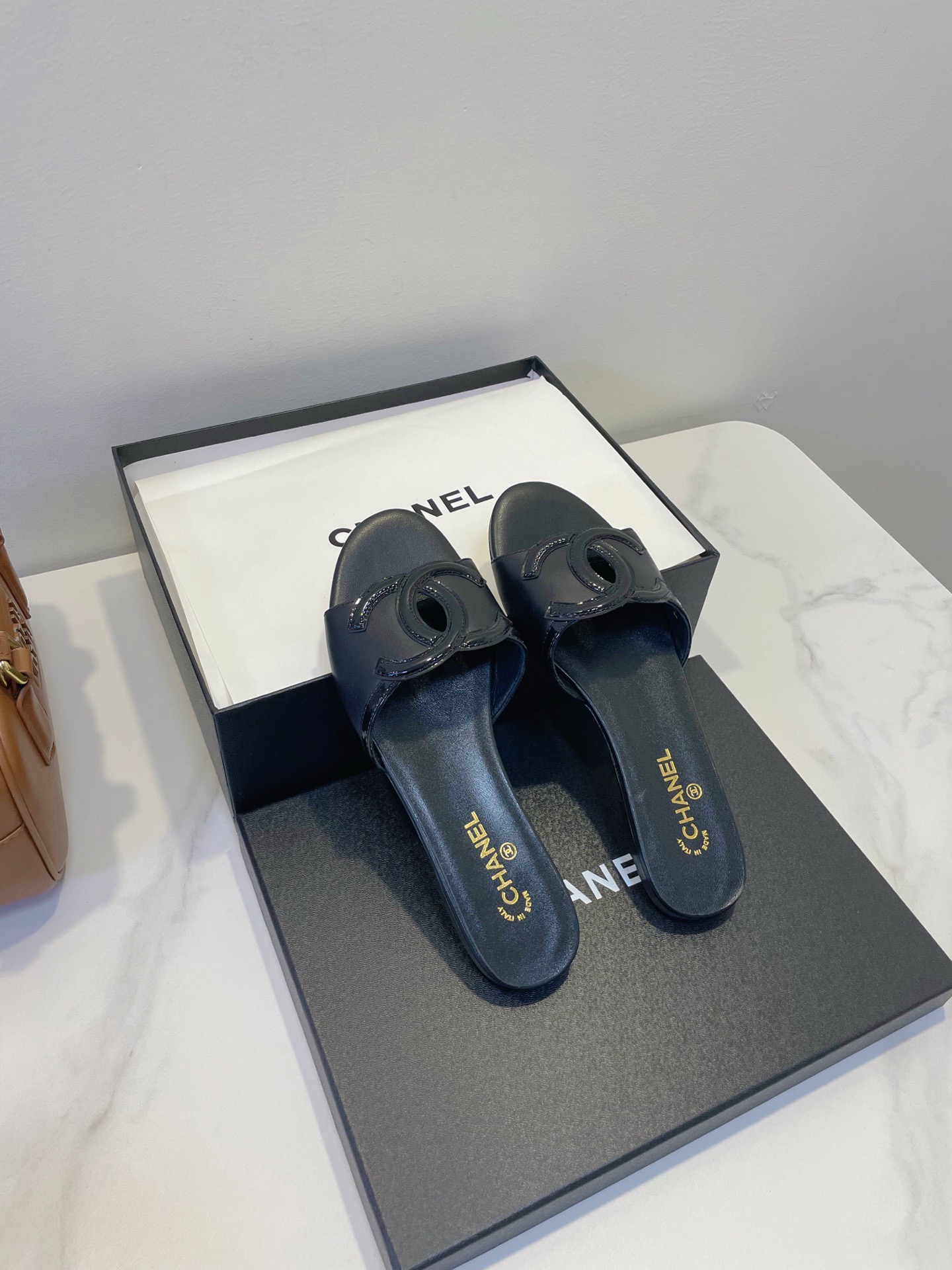 Мюли женские в стиле Chanel 26 с логотипом CC тёмно-синего цвета