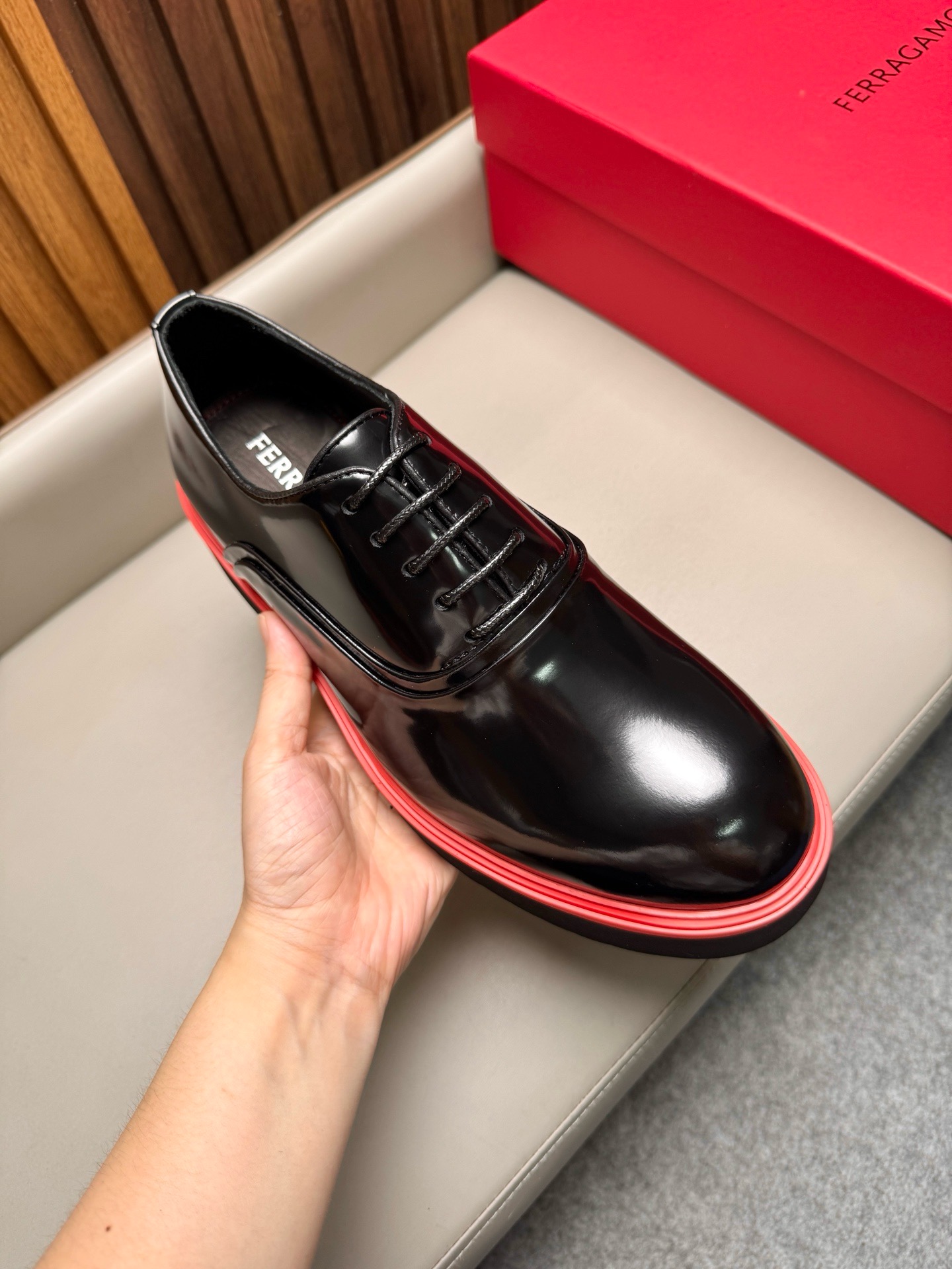 Туфли мужские в стиле Salvatore Ferragamo чёрного цвета с красной окантовкой