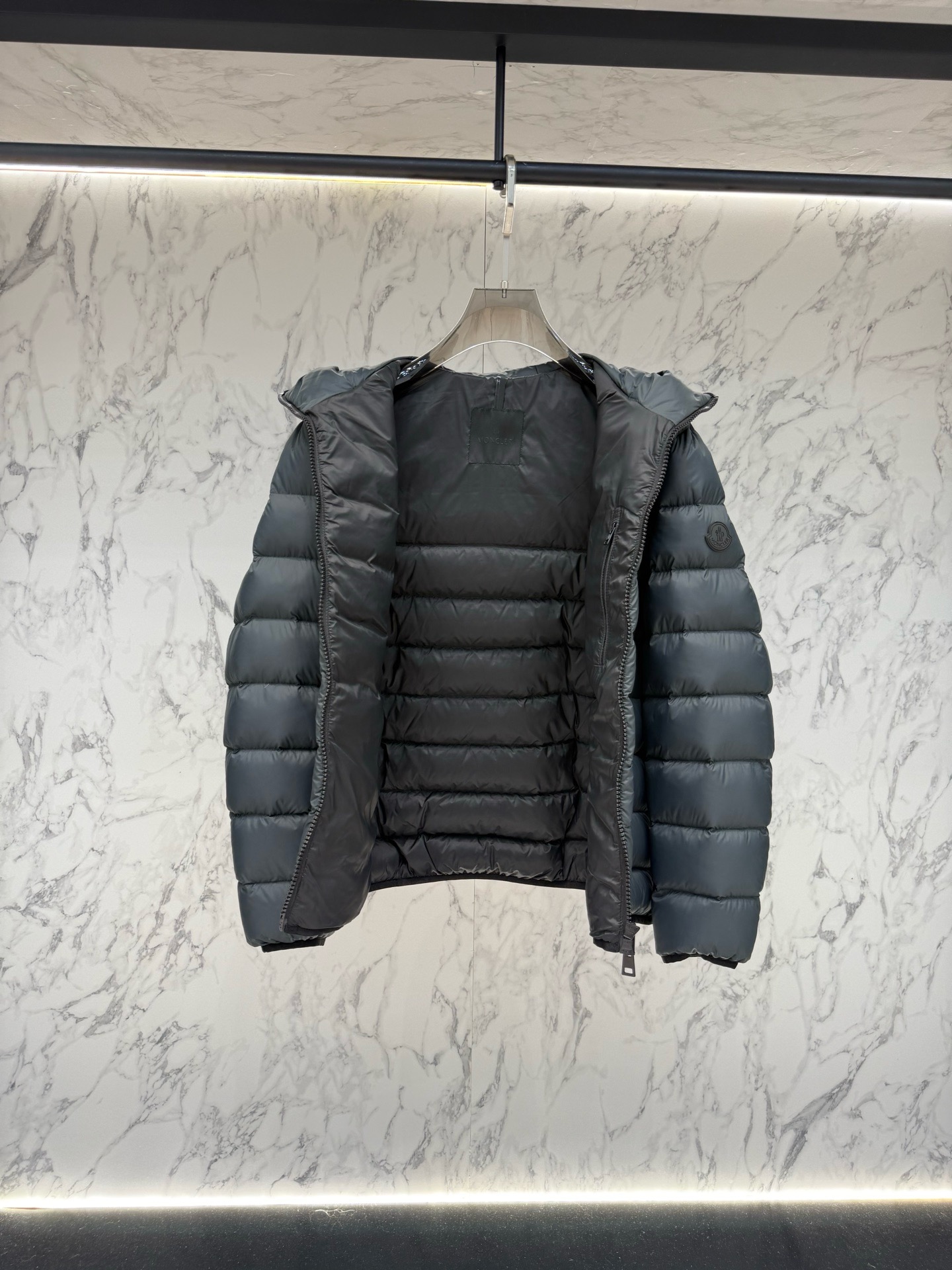 Пуховик мужской Moncler Hooded Short Down Jacket тёмно-синего цвета с капюшоном и натуральным пухом