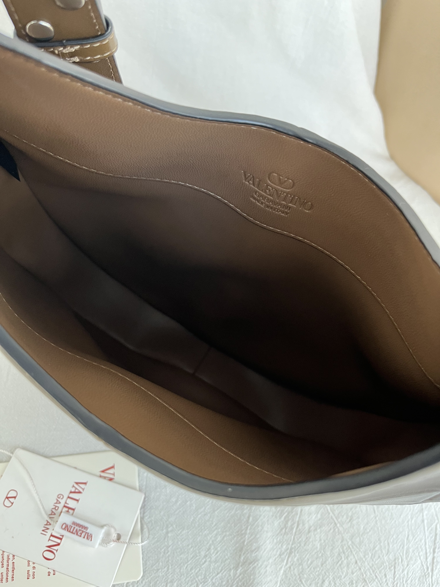 Сумка женская в стиле Valentino Garavani Hoboho Hobo коричневого цвета(28 см)