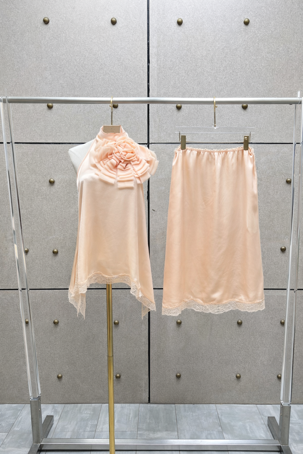 Комплект женский из вискозного текстиля персикового цвета: топ с декоративным цветком и юбка миди с кружевной отделкой