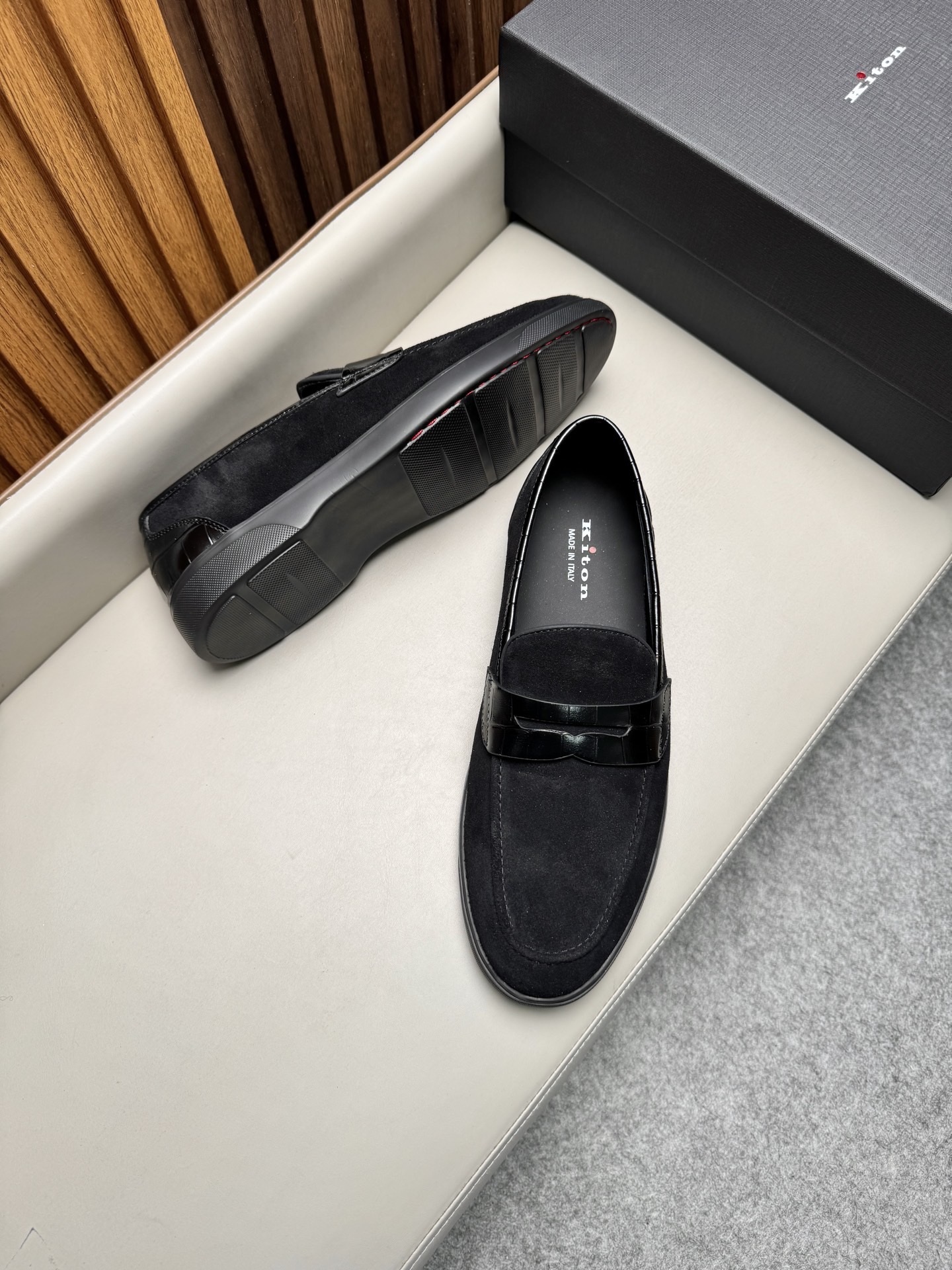 Лоферы мужские в стиле Kiton черного цвета