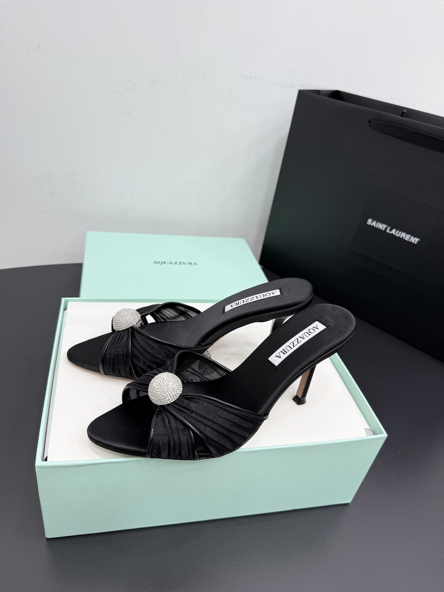 Мюли женские Aquazzura из натурального шёлка чёрного цвета