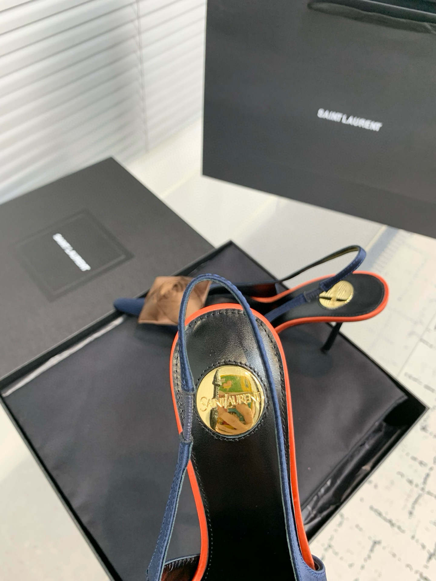 Туфли женские Saint Laurent с цветком slingback тёмно-синего цвета с бежевым декором