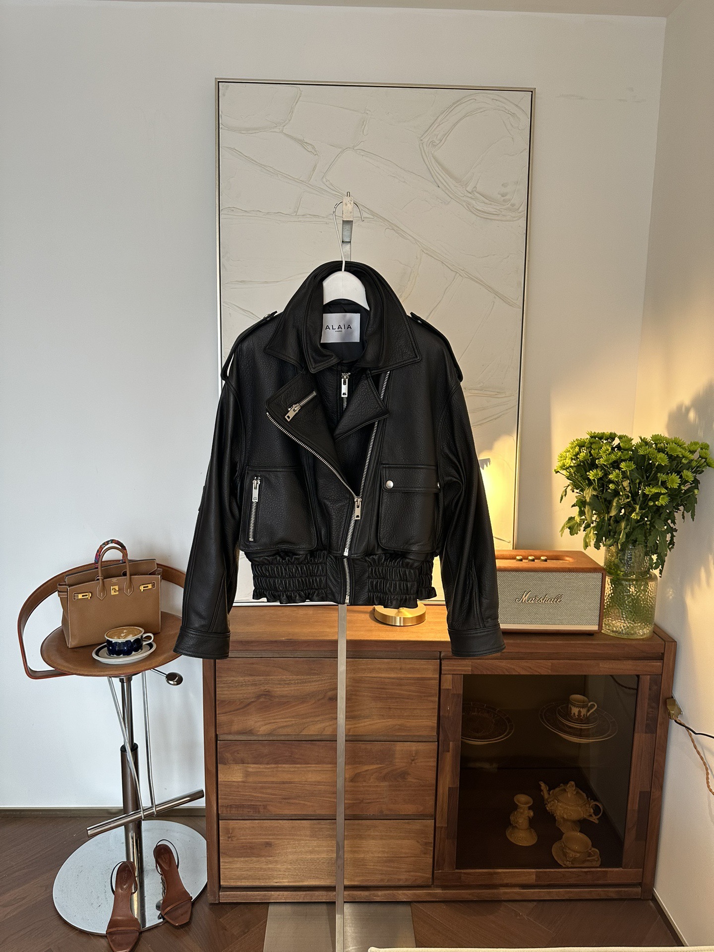 Куртка женская в стиле Alaïa из натуральной кожи чёрного цвета укороченная с акцентным поясом