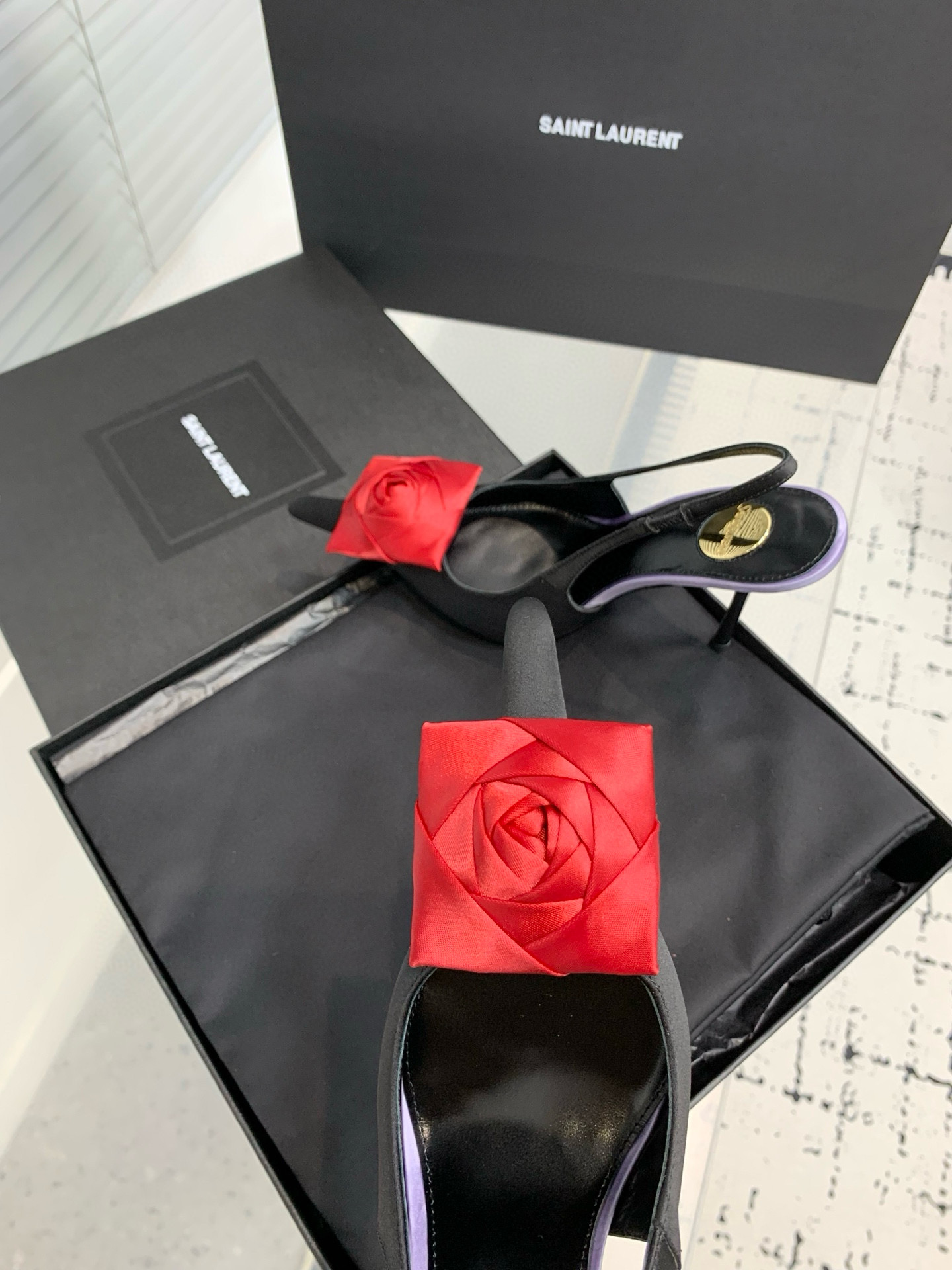 Туфли женские Saint Laurent с цветком slingback чёрного цвета с красным декором