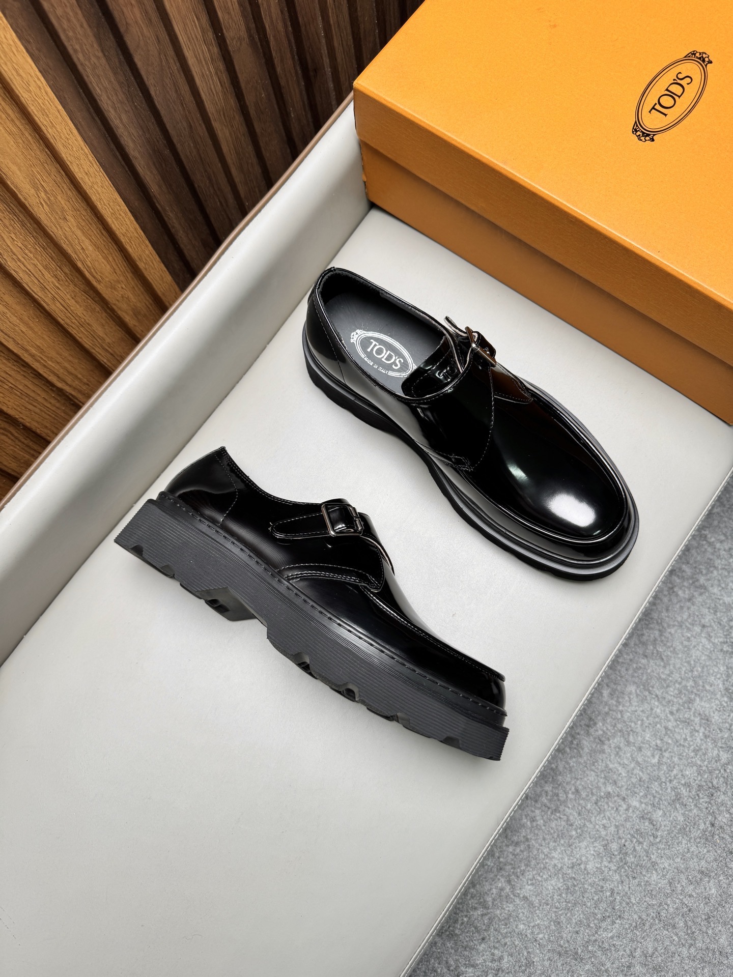 Лоферы мужские в стиле Tod’s черного цвета на массивной подошве