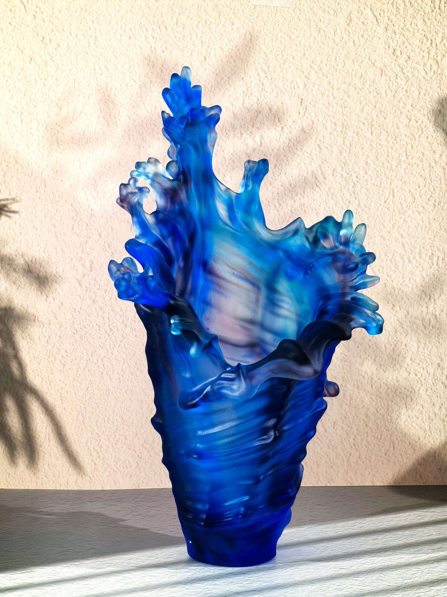 Ваза хрустальная в стиле Daum Sea Conch, синего цвета