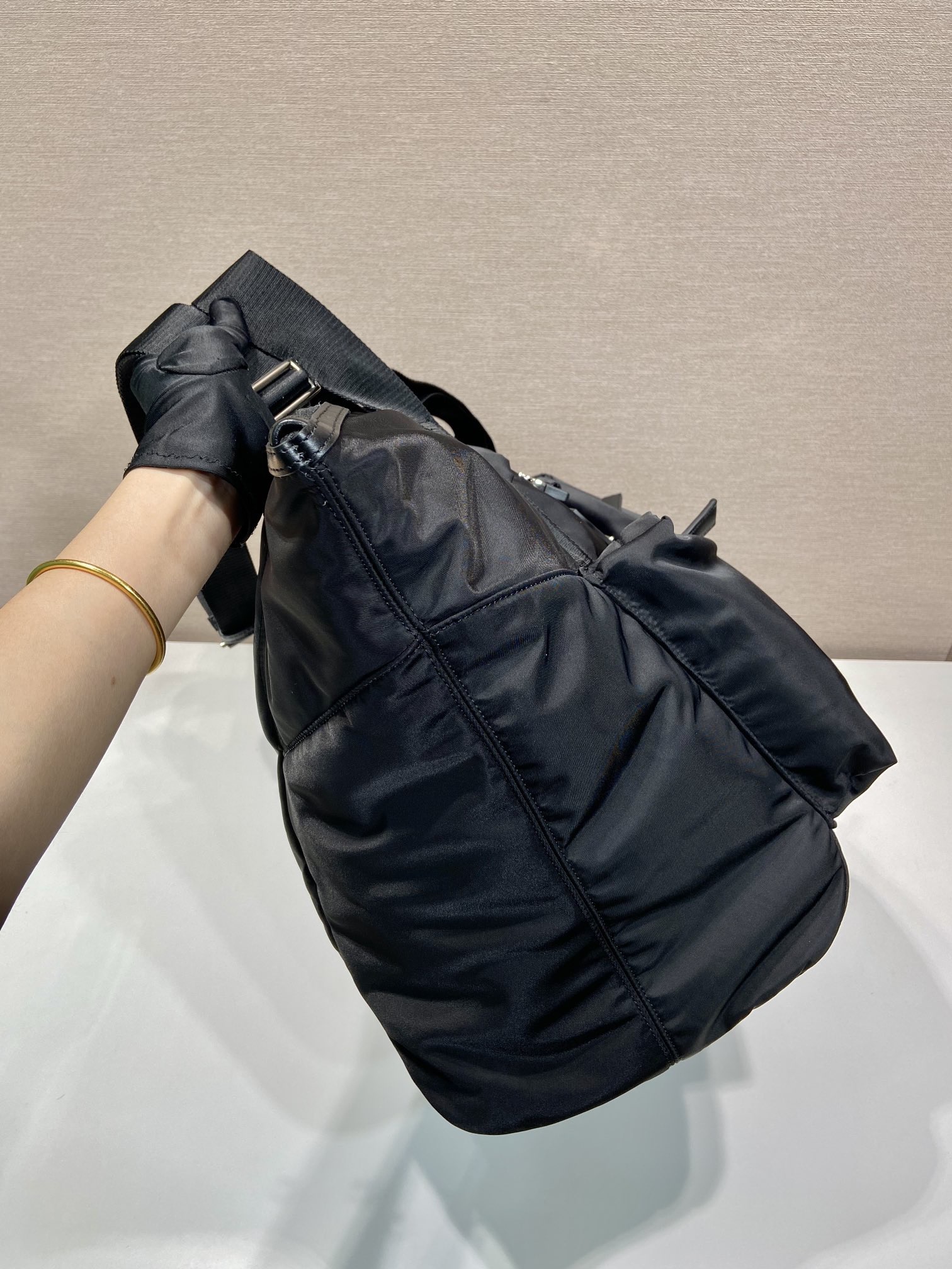 Сумка дорожная унисекс в стиле Prada Re-Nylon чёрного цвета с регулируемыми ручками