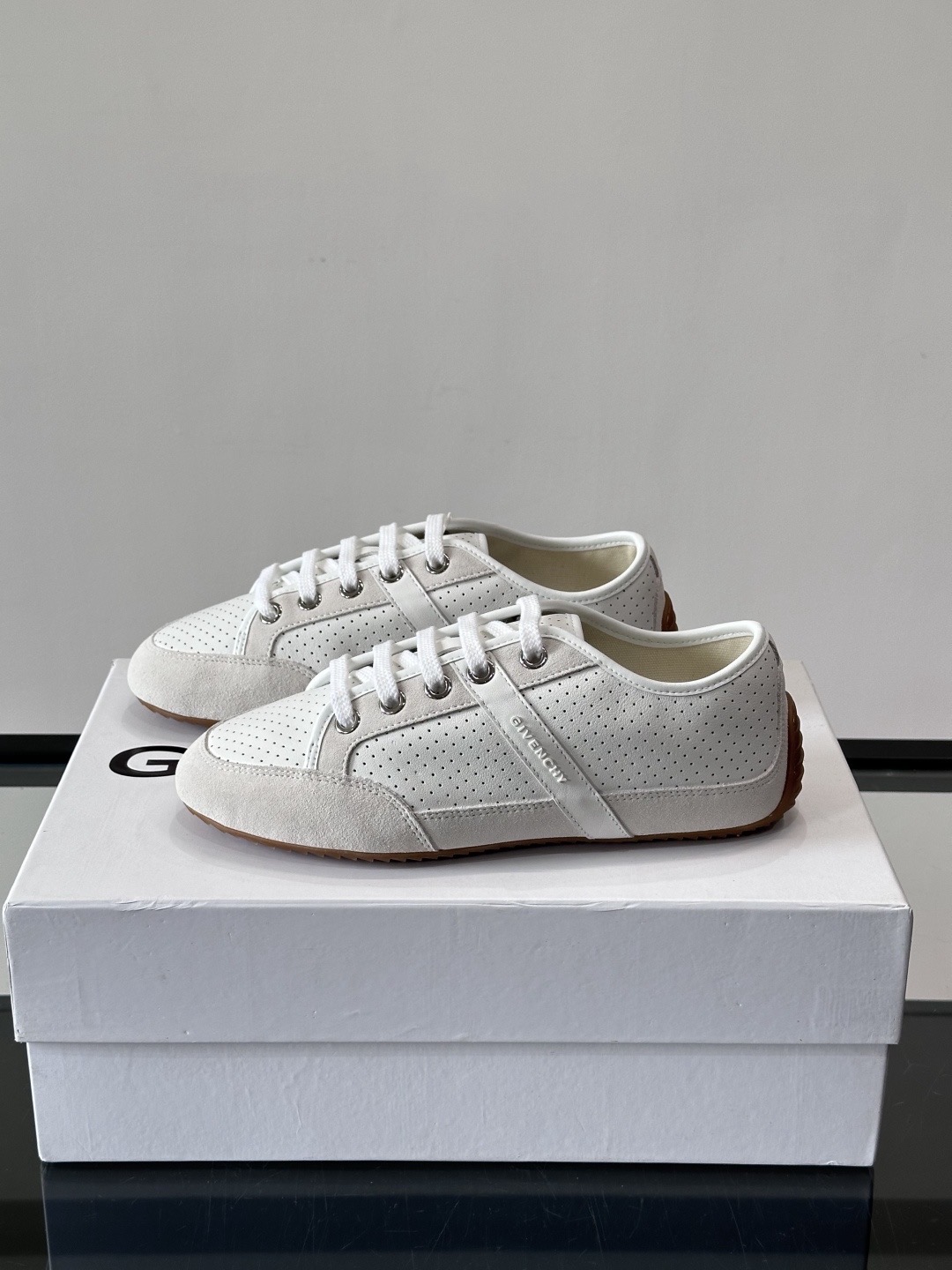 Кеды мужские Givenchy белого цвета