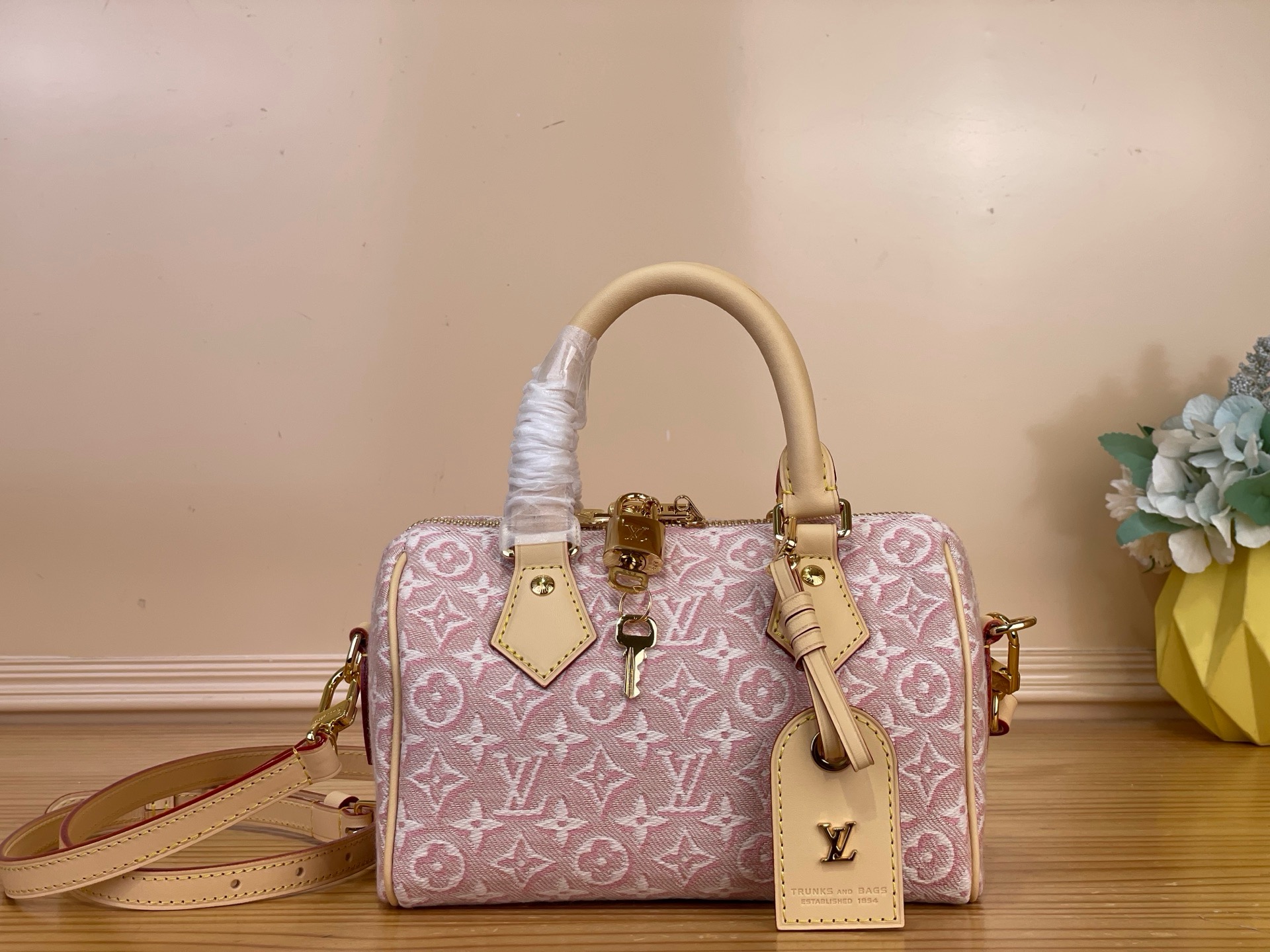 Сумка женская Louis Vuitton Speedy Bandoulière 20 розового цвета