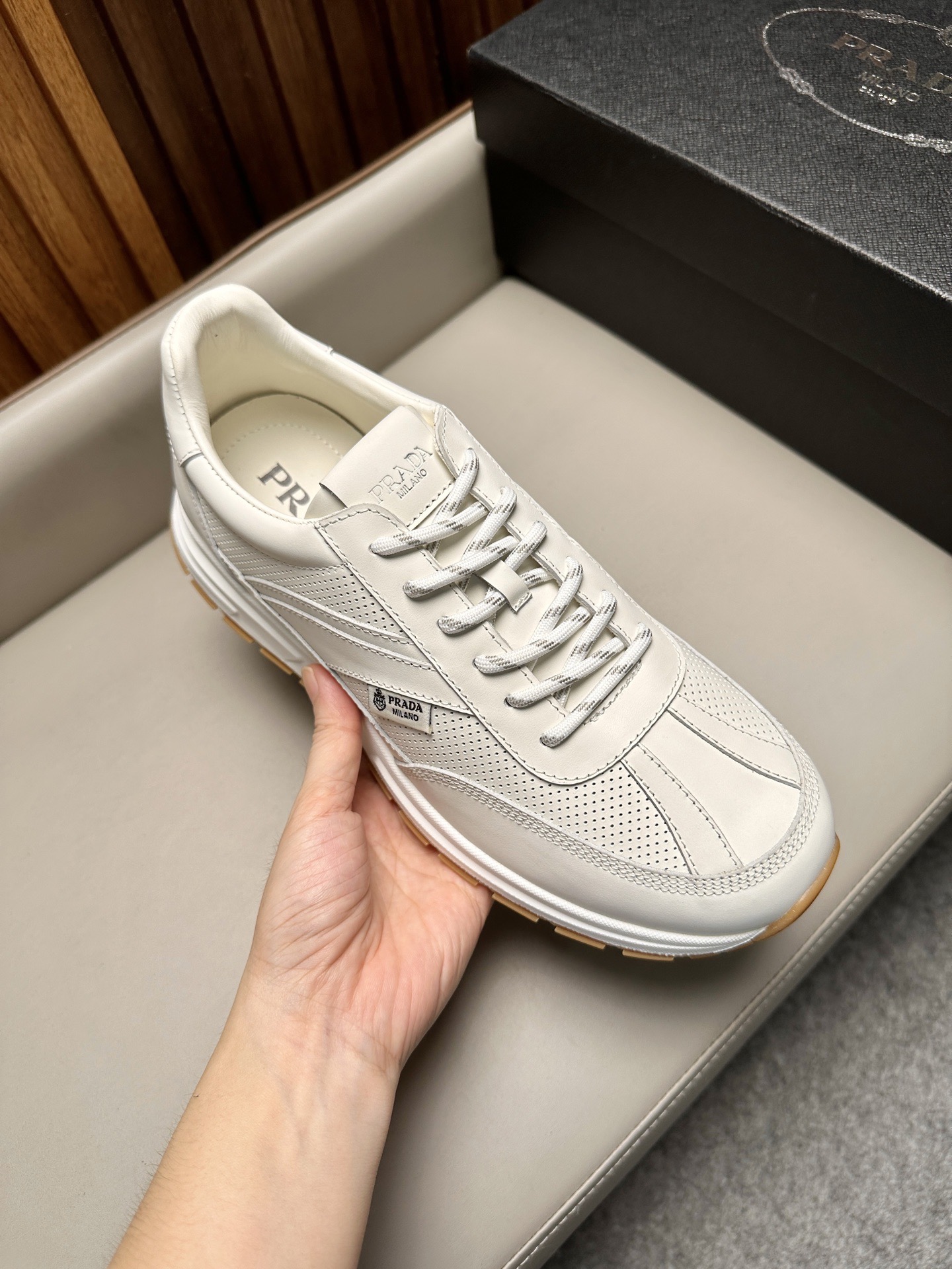 Кроссовки мужские Prada белого цвета