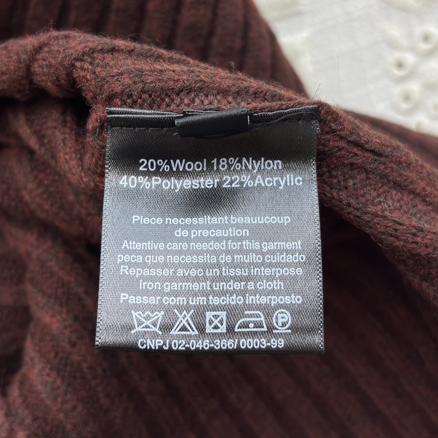 Свитер женский в стиле Schiaparelli винно-бордового цвета с декоративной шнуровкой на спине