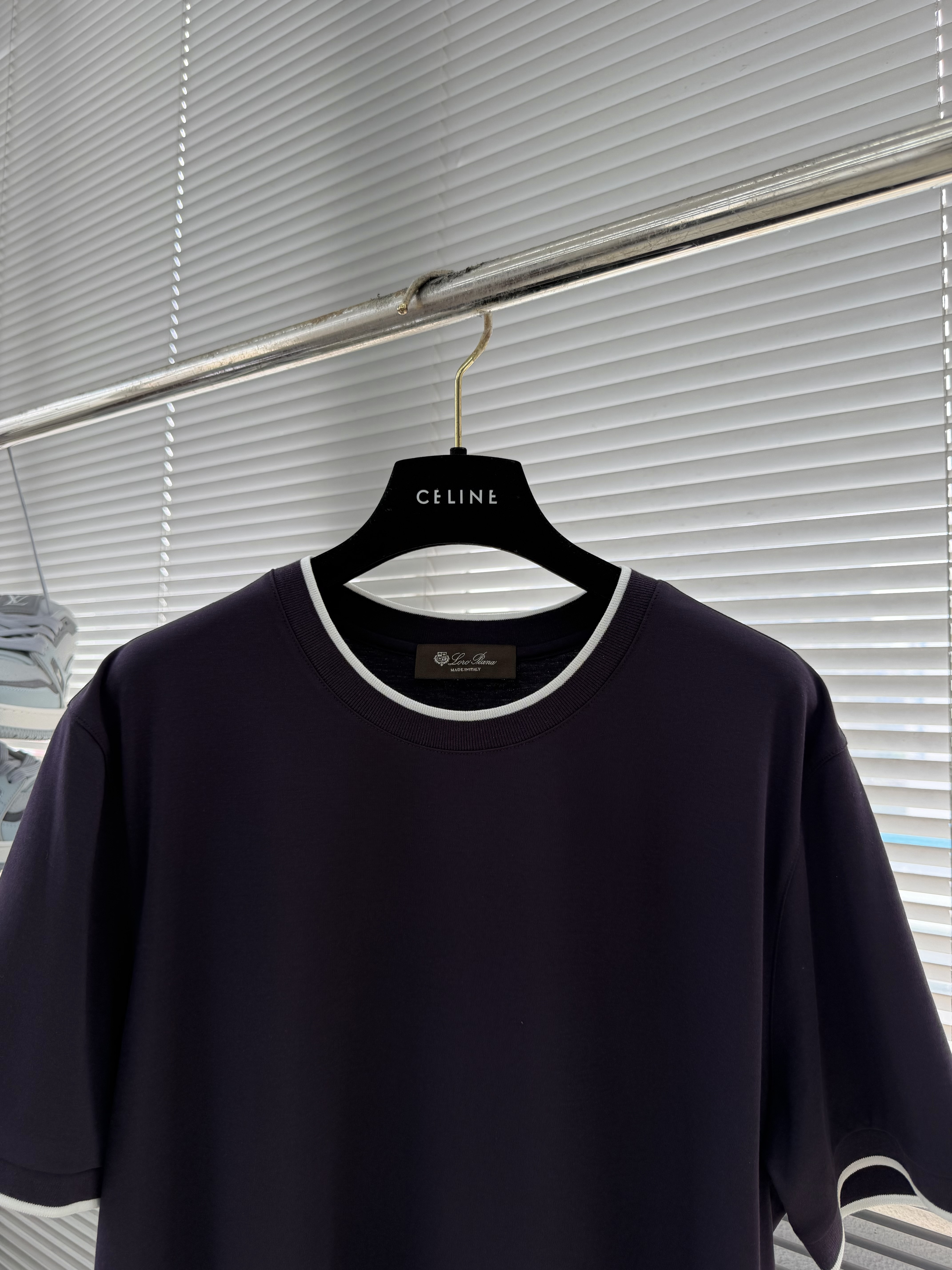 Футболка мужская в стиле Loro Piana из хлопка фиолетового цвета с контрастной отделкой