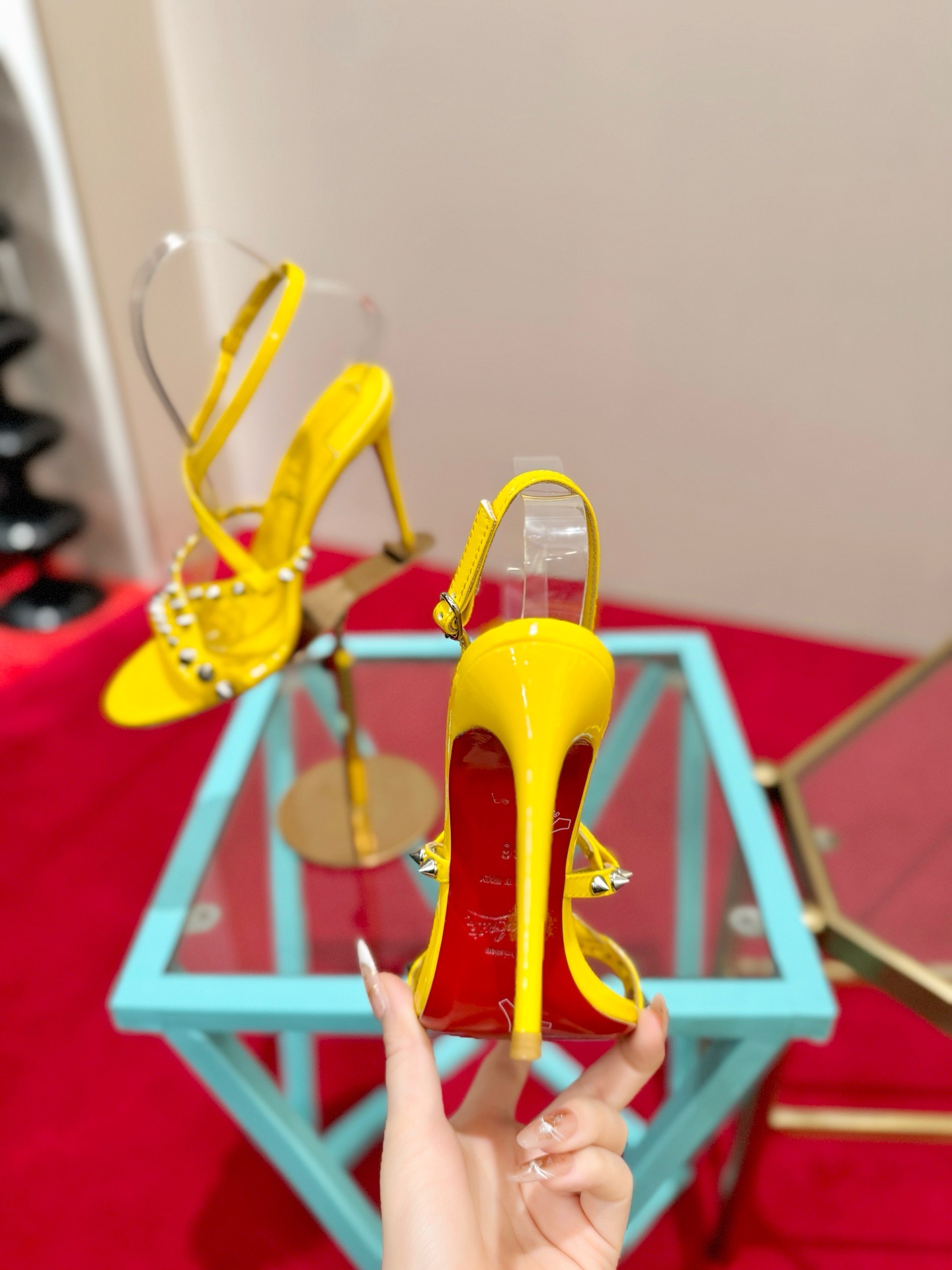 Босоножки женские в стиле Christian Louboutin So Kate желтого цвета