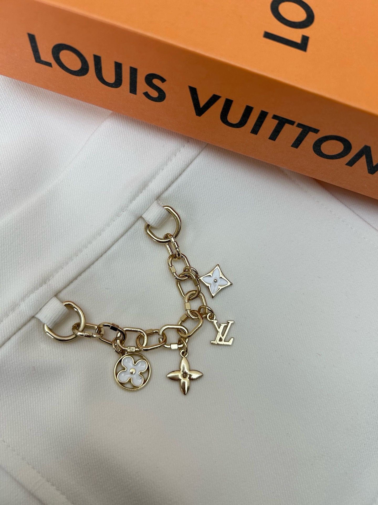 Жакет женский Louis Vuitton белого цвета с цепочным декором и фирменными пуговицами