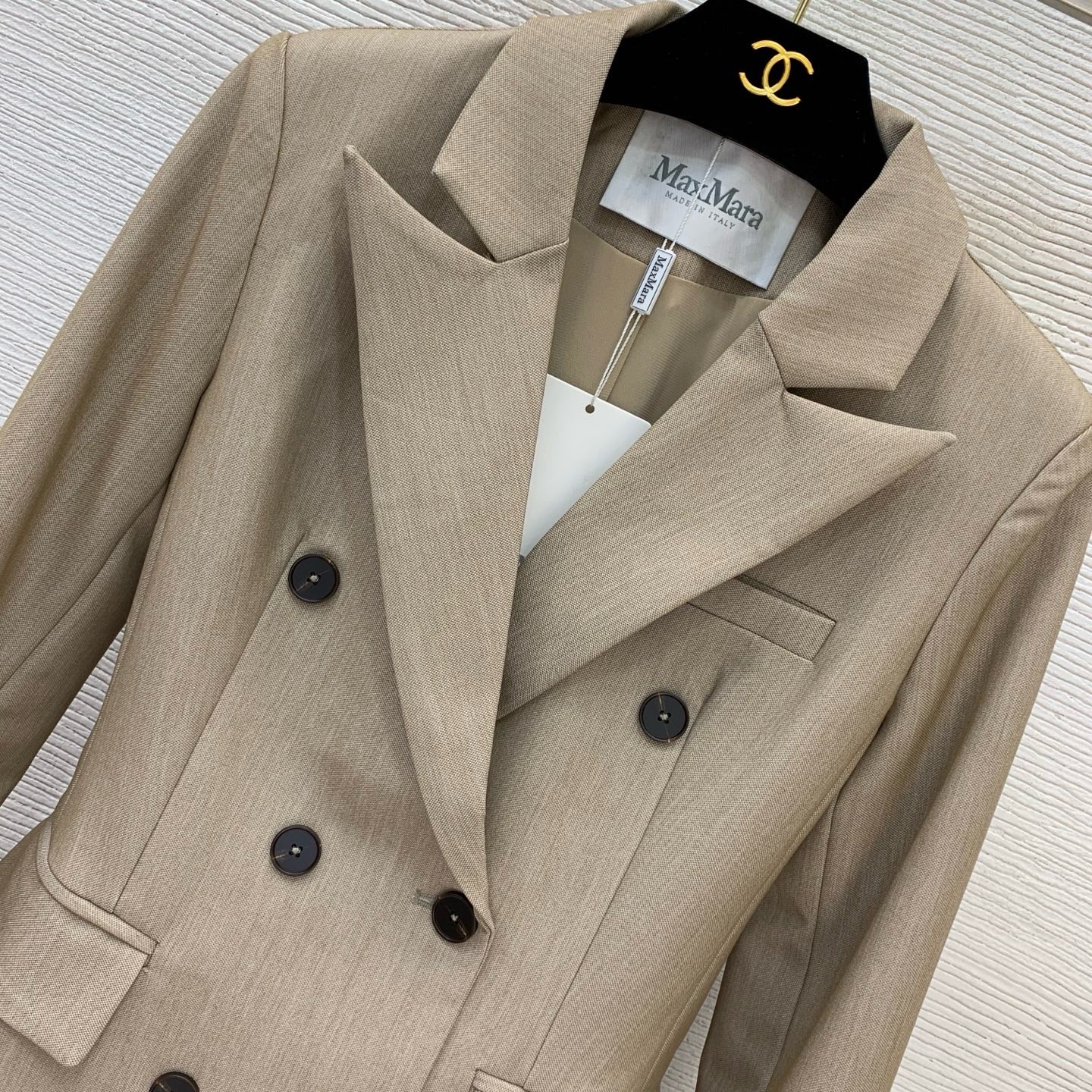 Костюм женский Max Mara бежевого цвета