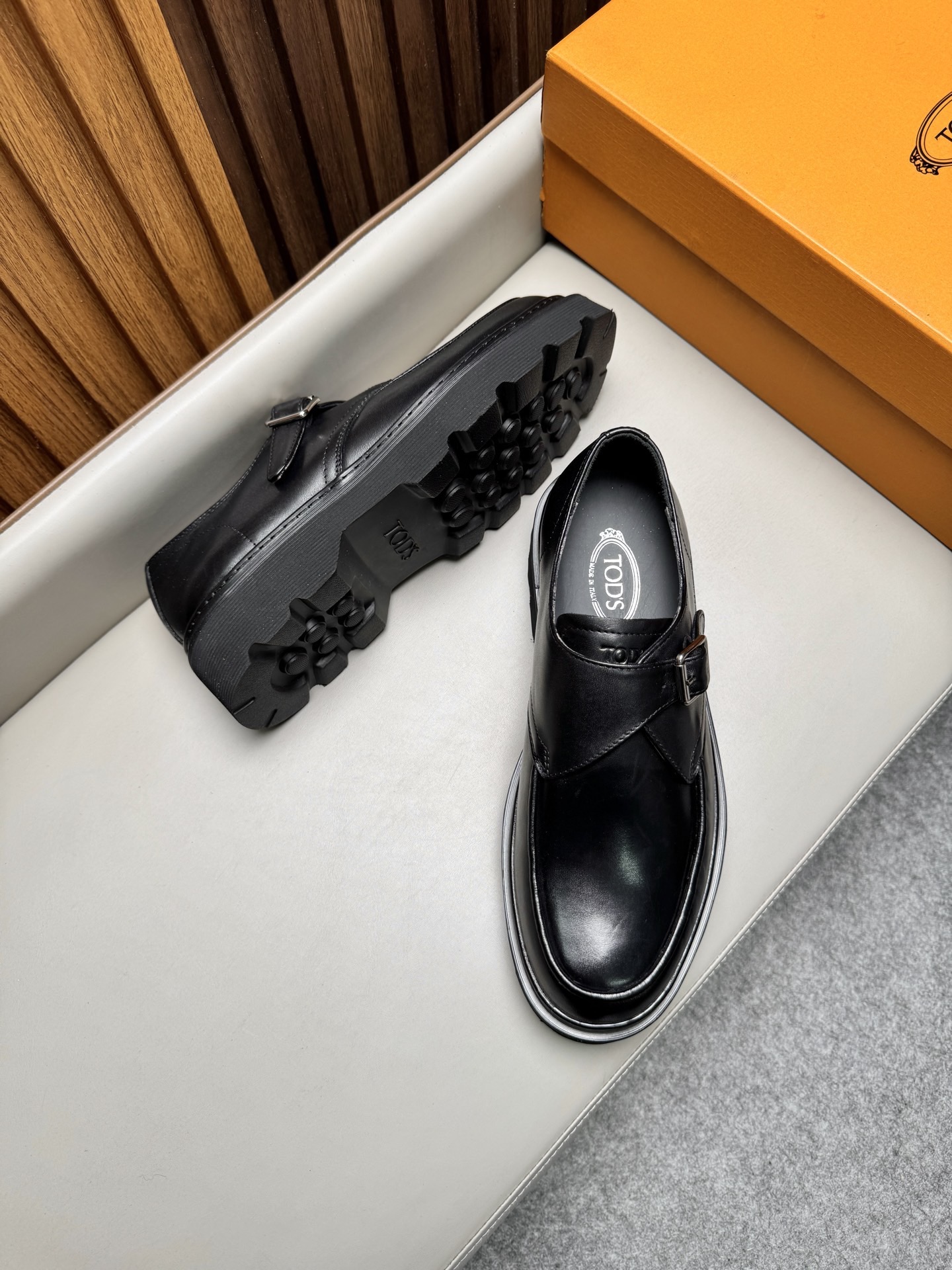 Лоферы мужские в стиле Tod’s черного цвета с пряжкой на массивной подошве