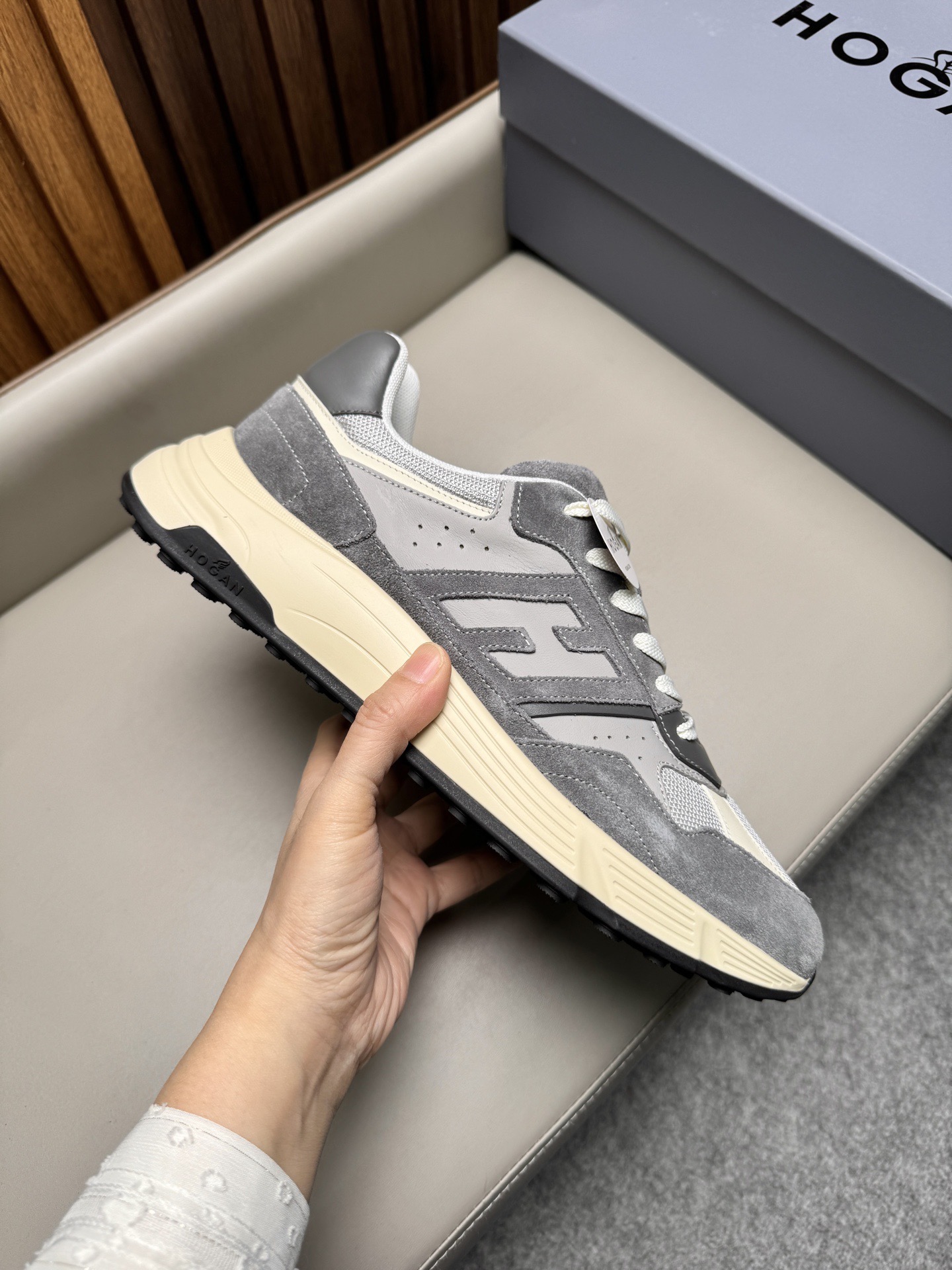 Кроссовки мужские в стиле Hogan H Patch Hyperlight светло-серого цвета