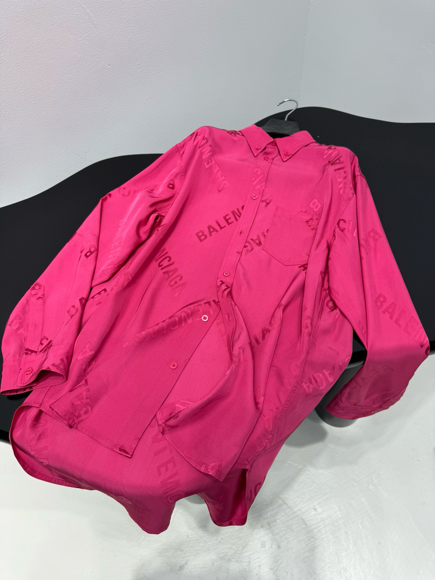 Рубашка женская Balenciaga Logomania из шёлковой жаккардовой ткани розового цвета