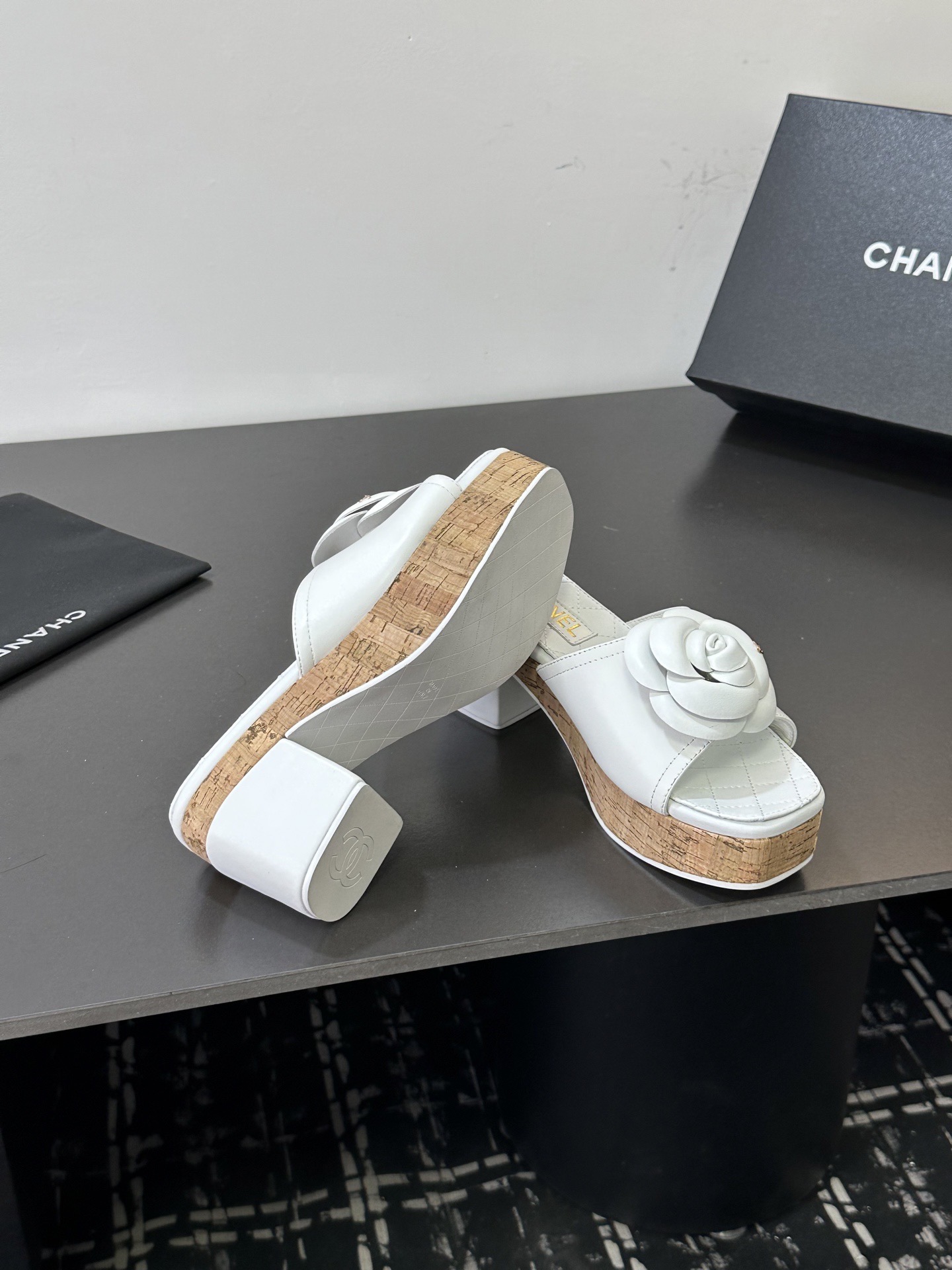 Мюли женские в стиле Chanel с цветком камелии белого цвета