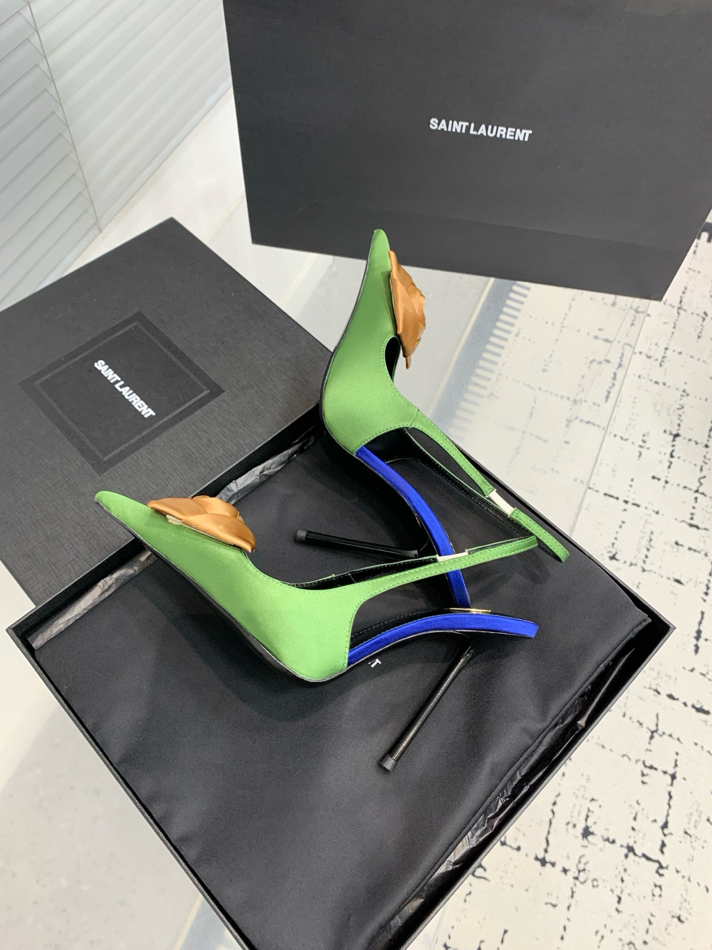 Туфли женские Saint Laurent с цветком slingback салатового цвета с золотистым декором