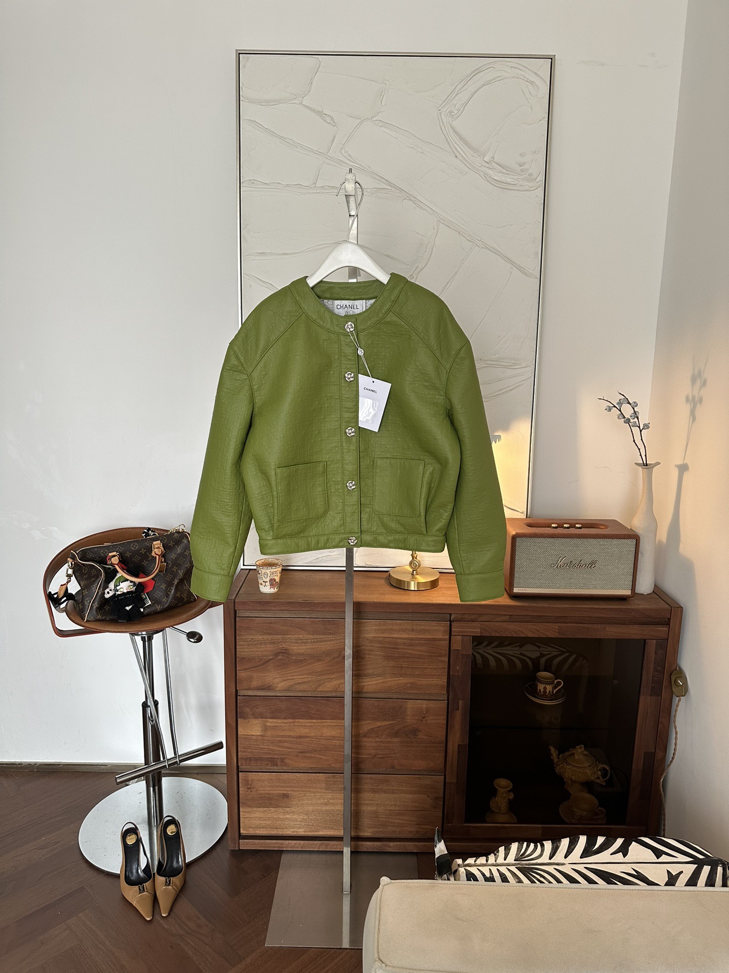 Куртка женская в стиле Chanel из натуральной кожи зелёного цвета укороченная с декоративными пуговицами