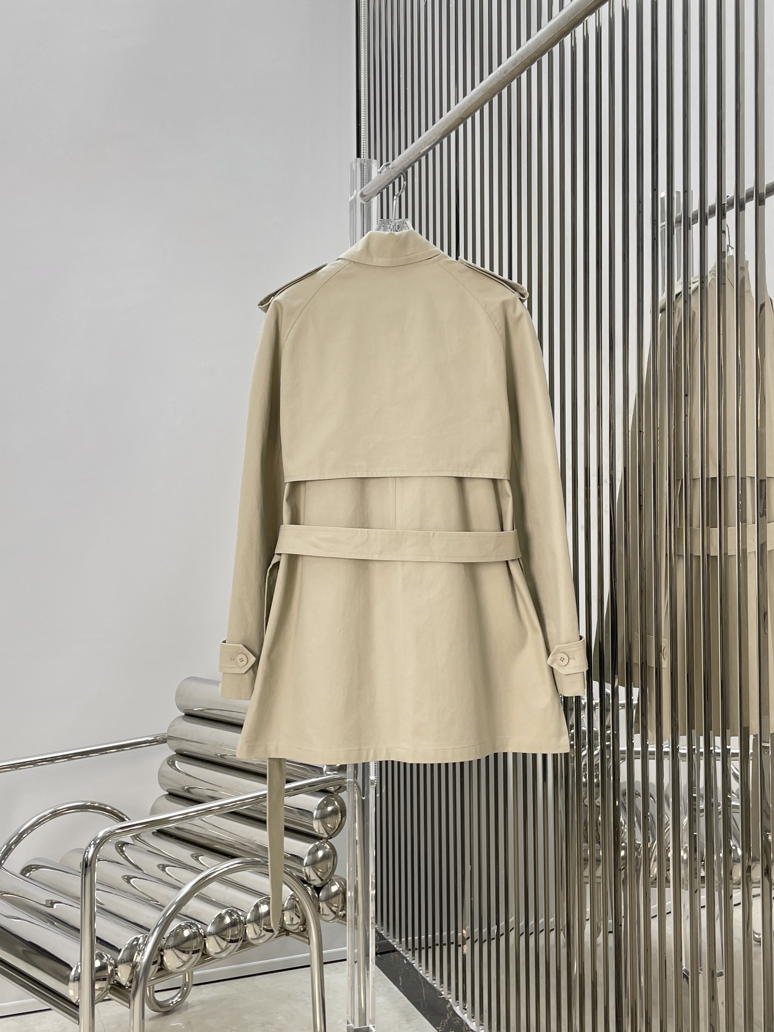 Тренч женский в стиле The Row чёрного и бежевого цвета с поясом и трансформируемым дизайном