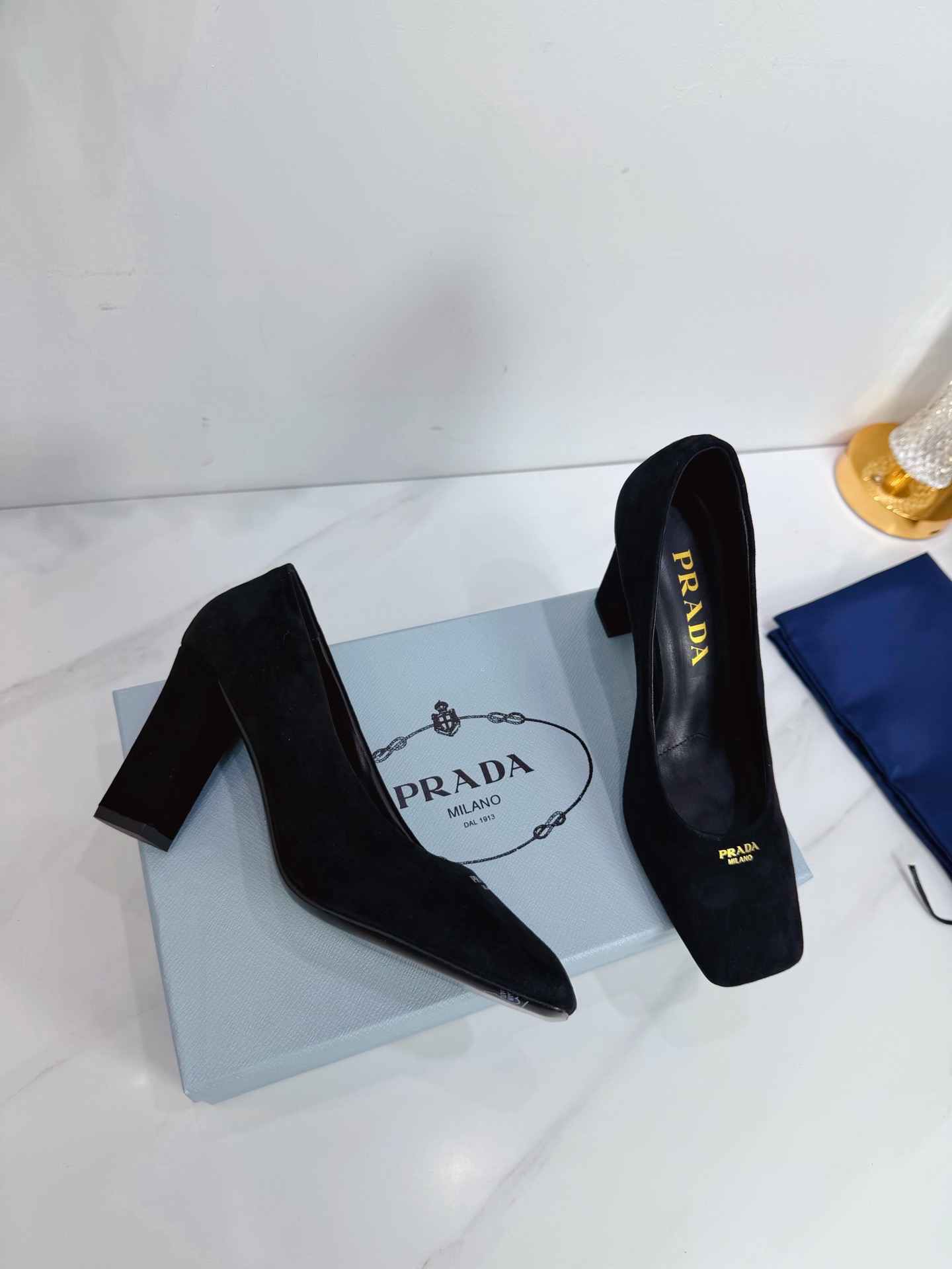 Туфли женские Prada из натуральной замши чёрного цвета