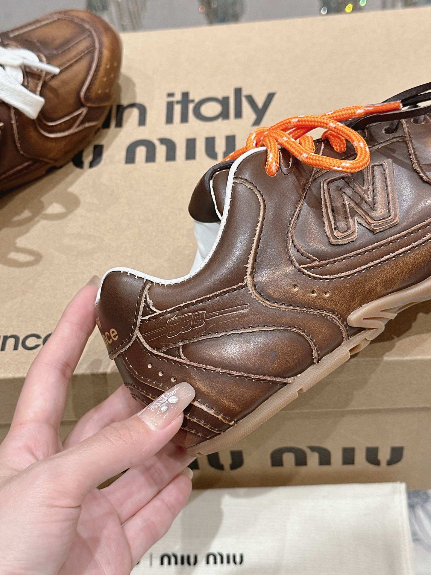 Кроссовки Miu Miu x New Balance коричневого цвета