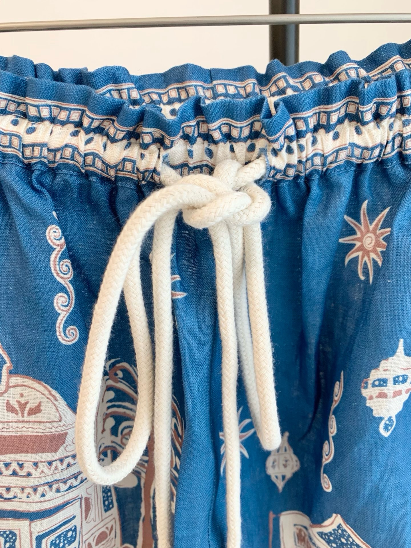 Костюм женский Alemais синего цвета с рубашкой и шортами