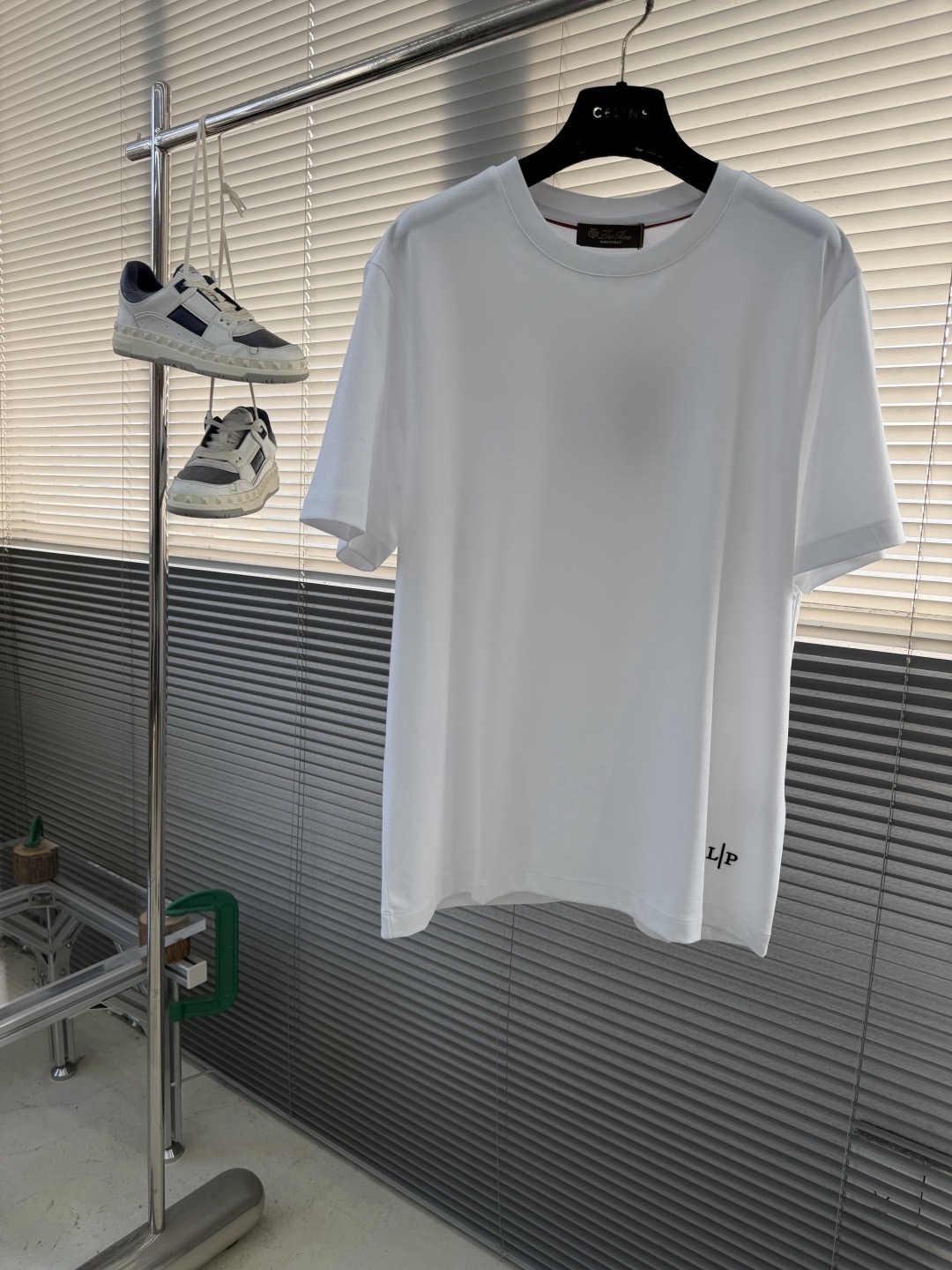 Футболка мужская в стиле Loro Piana  с логотипом белого цвета