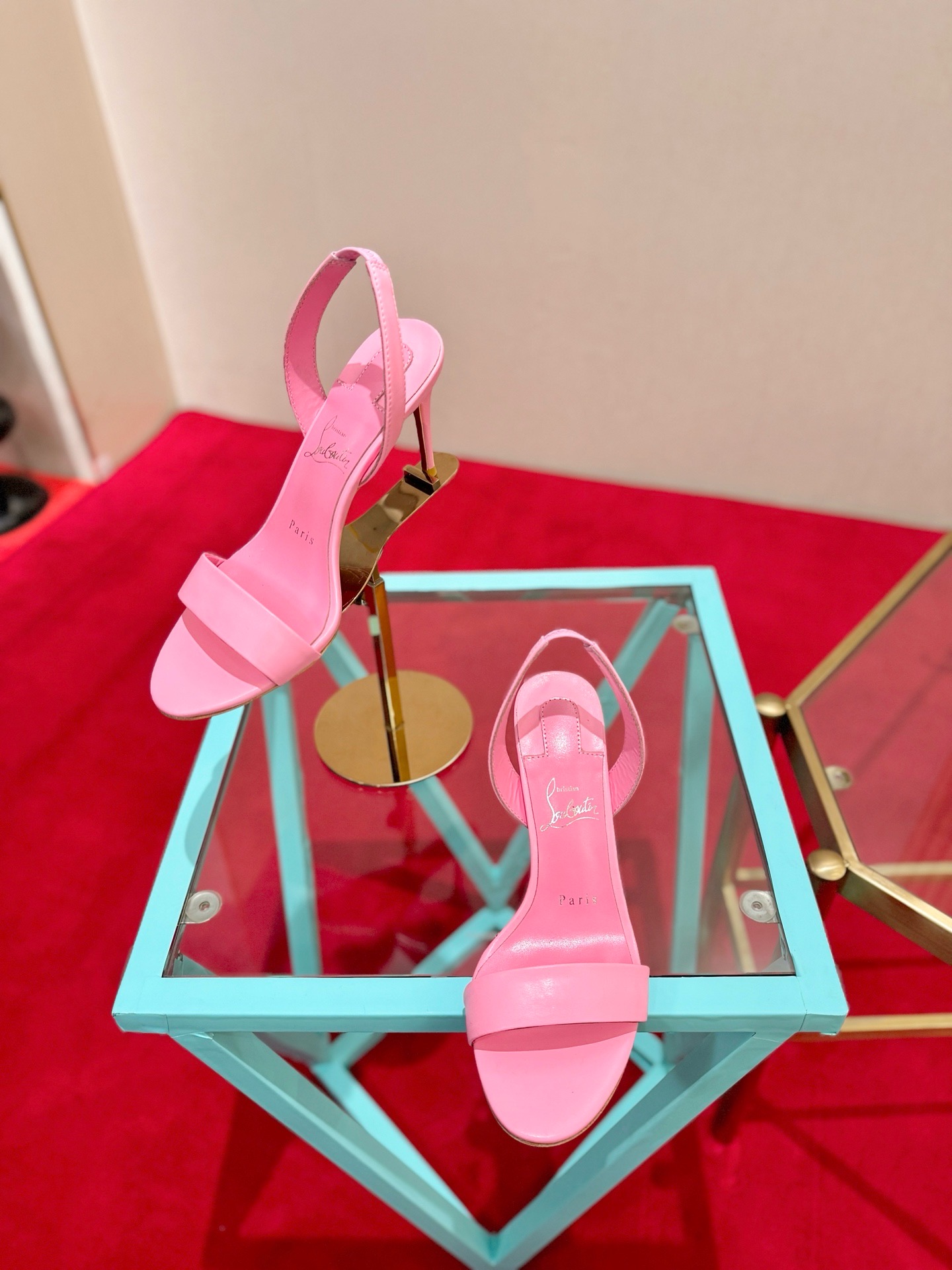 Босоножки женские в стиле Christian Louboutin So Kate розового цвета