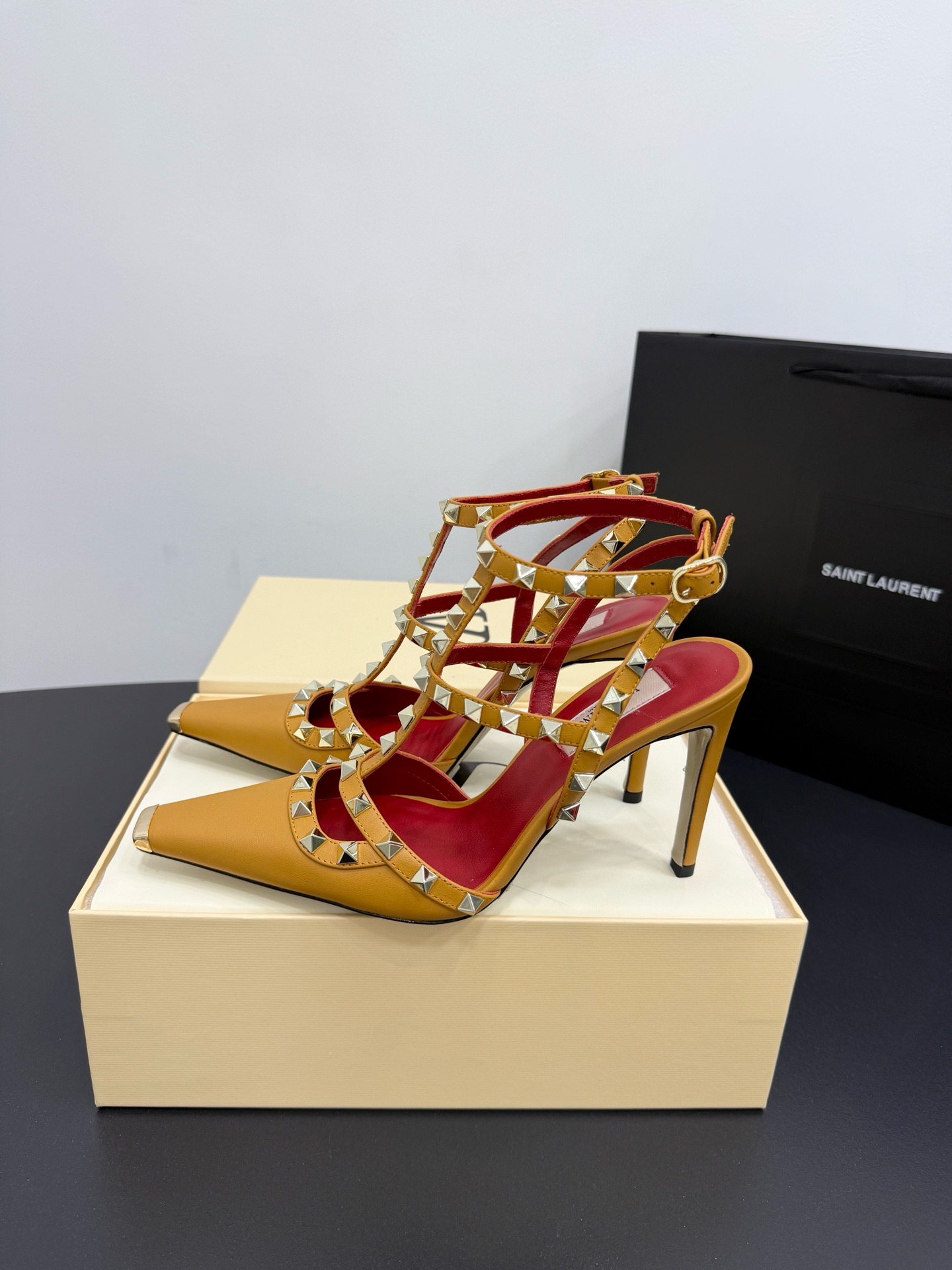 Босоножки женские в стиле Valentino Garavani Rockstud горчичного цвета