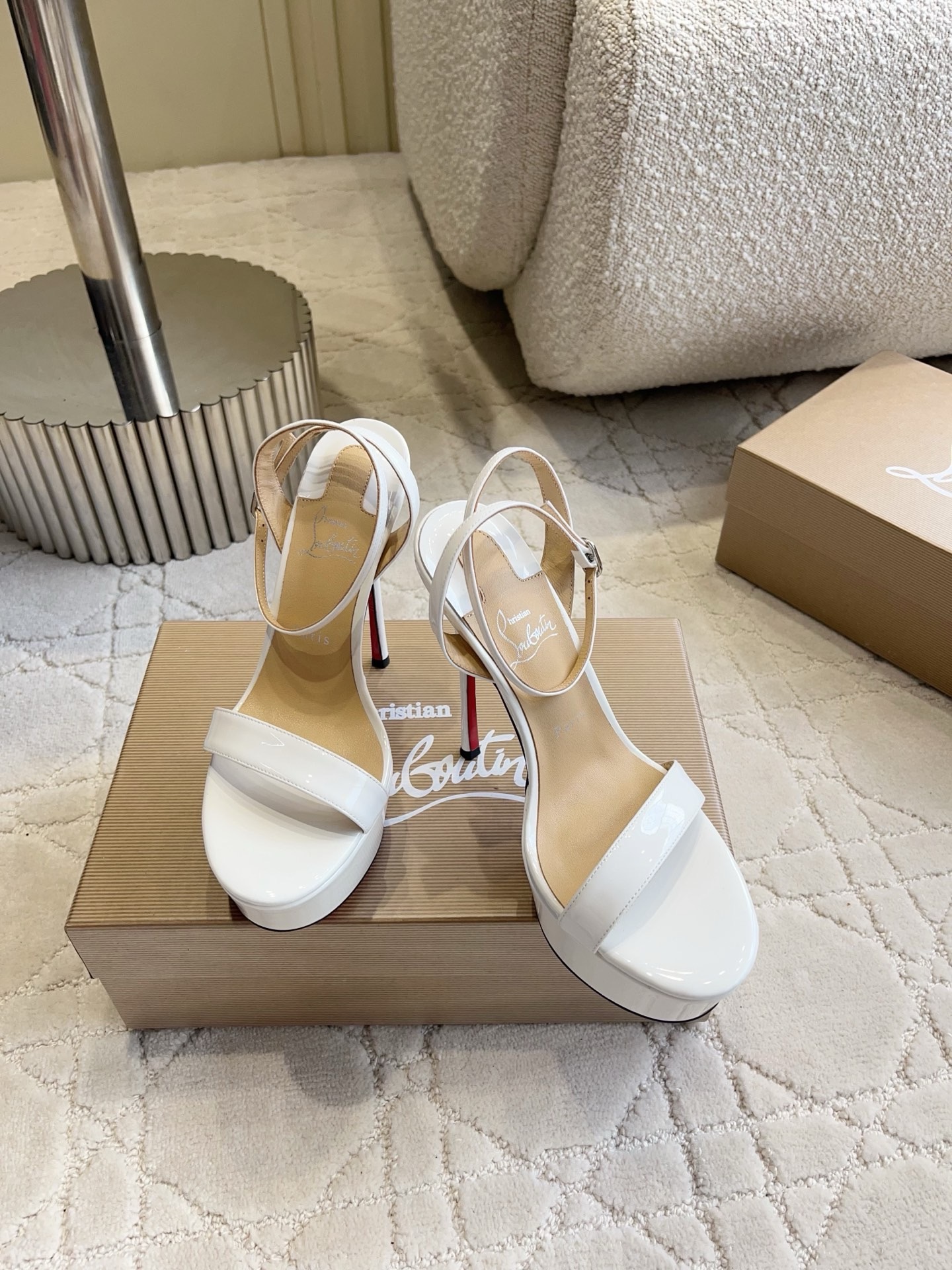 Босоножки женские в стиле Christian Louboutin So Kate на платформе белого цвета